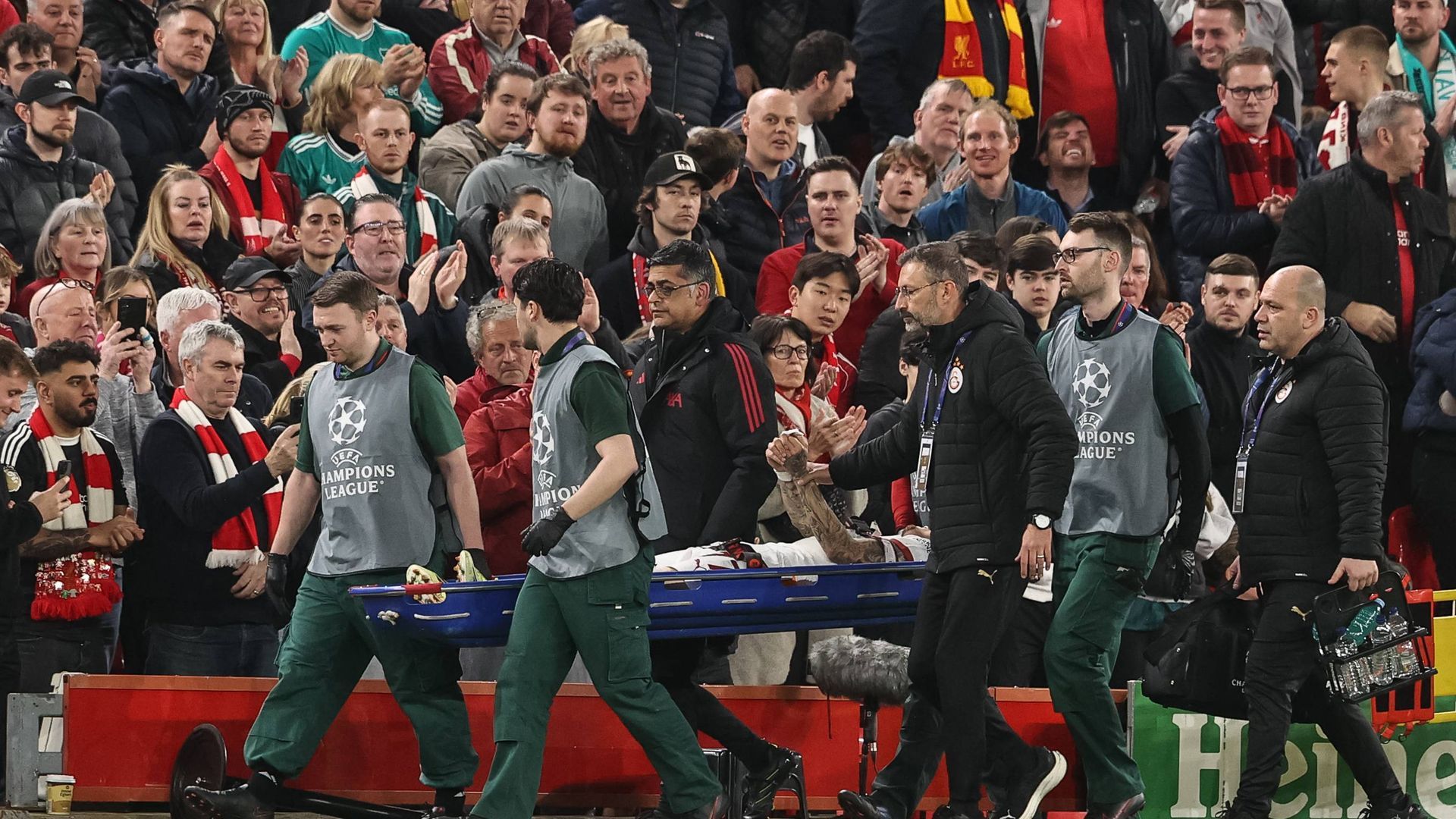 Anfield aplaudiendo a Noa Lang