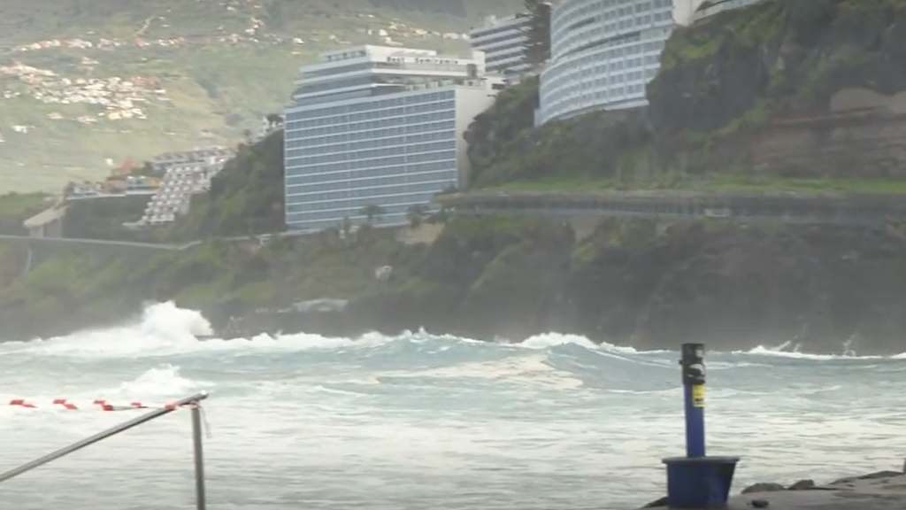 Una potente borrasca paraliza Canarias con nieve, olas de 4 metros y vientos de más de 100 km/h