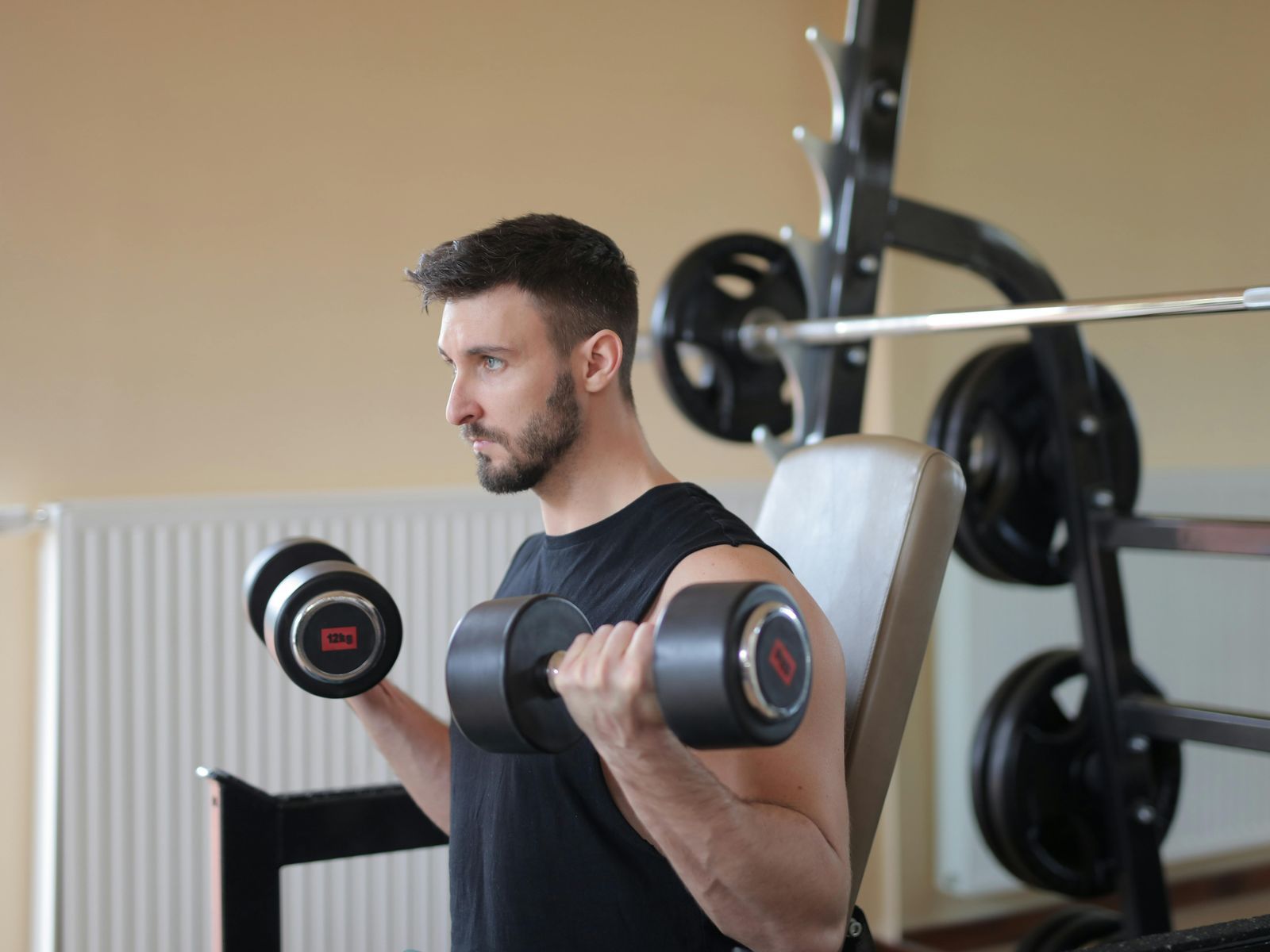 ejercicios fuerza pesas pexels