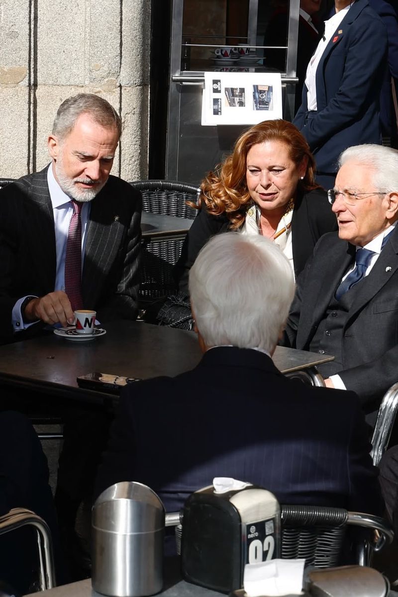 El rey Felipe VI, en una imagen poco usual, sentado en la terraza de una cafetería durante su viaje a Salamanca