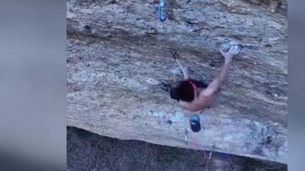 Erwan Legrand, con 17 años y los pies desnudos, logra un hito tras 35 años de intentos: escalar Le Bombé Bleu