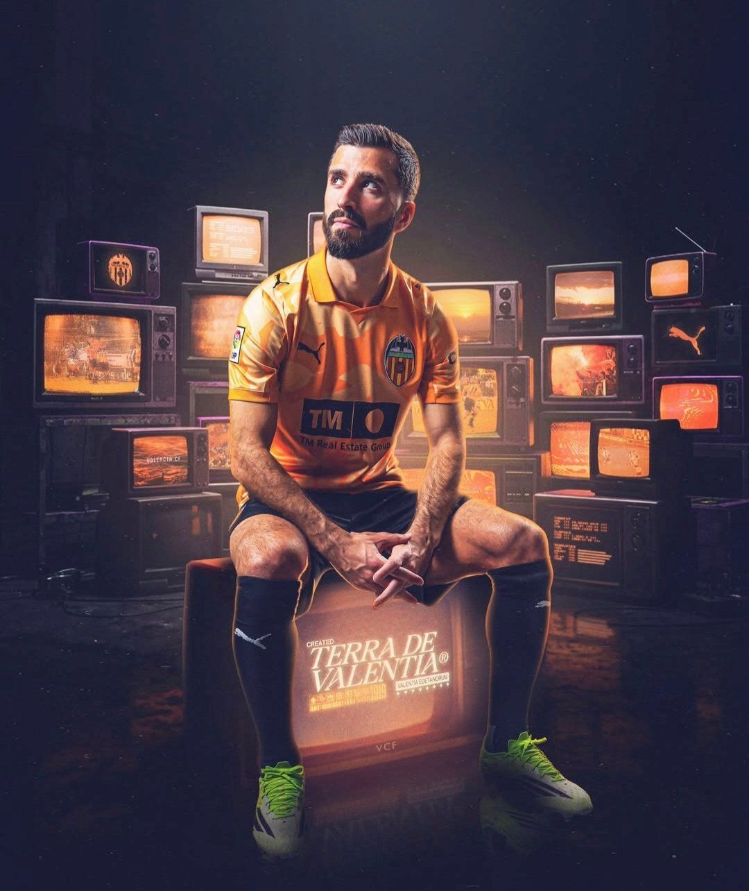 Gayà con el pantalón y las medias negras