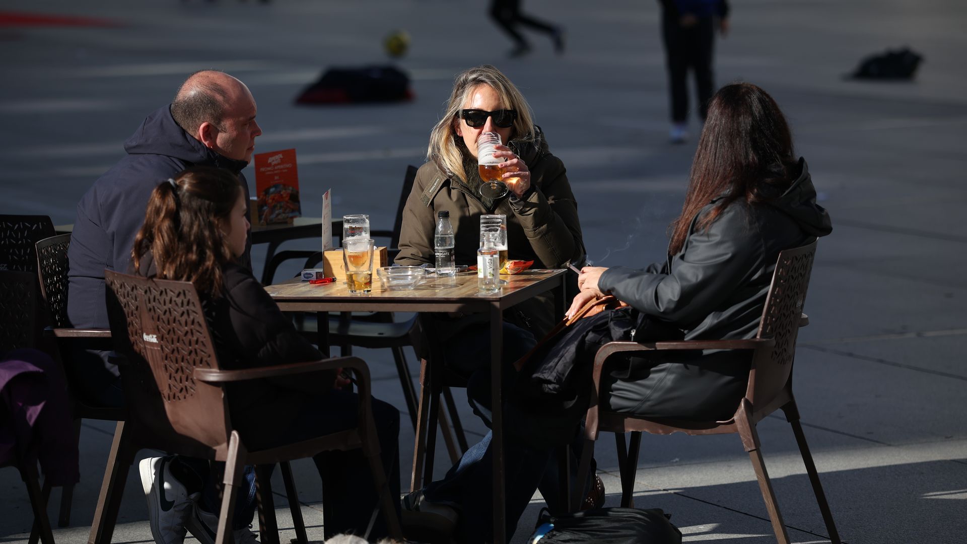 Imagen de archivo de amigos tomando el aperitivo de Nochevieja en Madrid