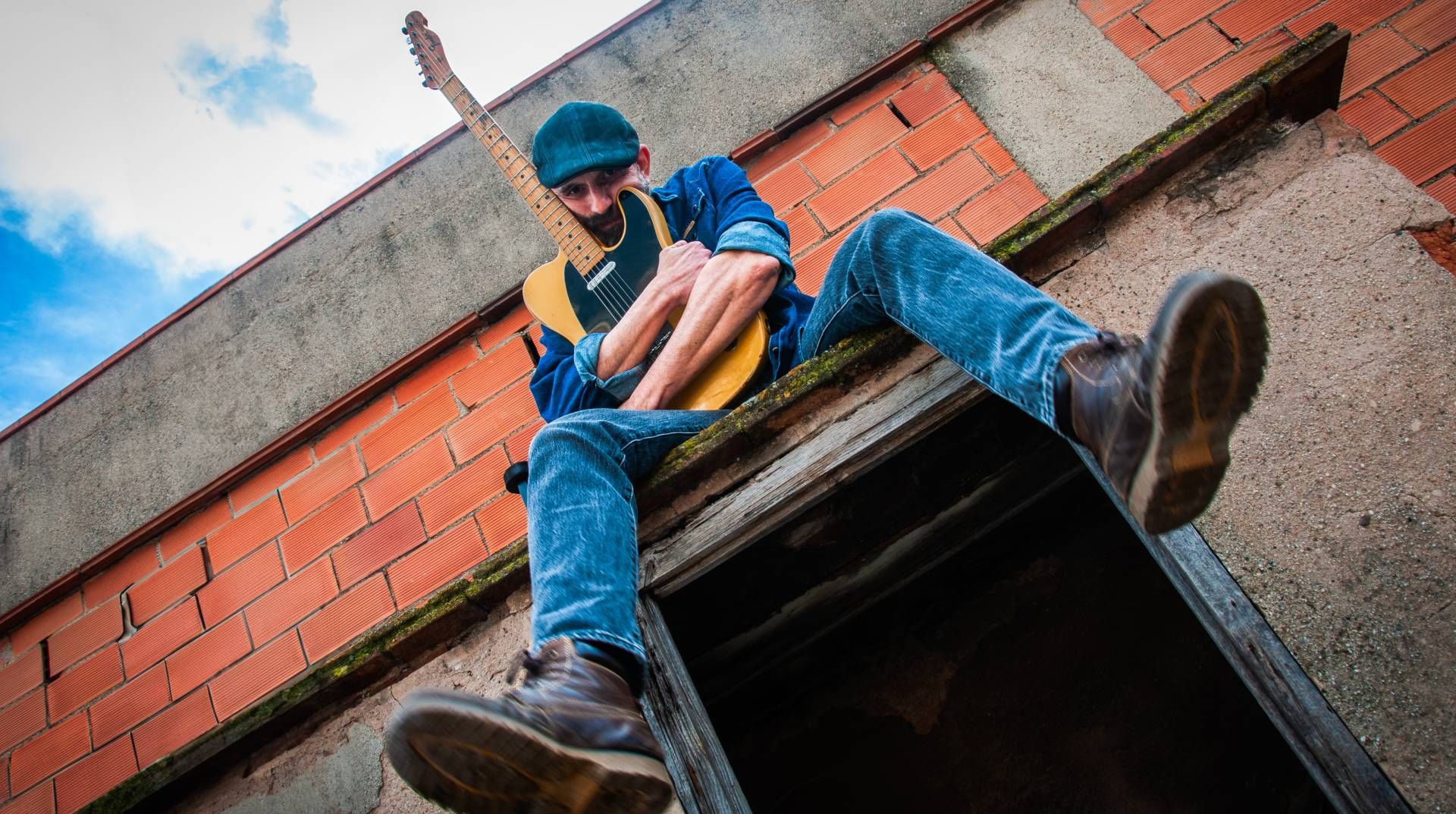 Josele Santiago con una guitarra