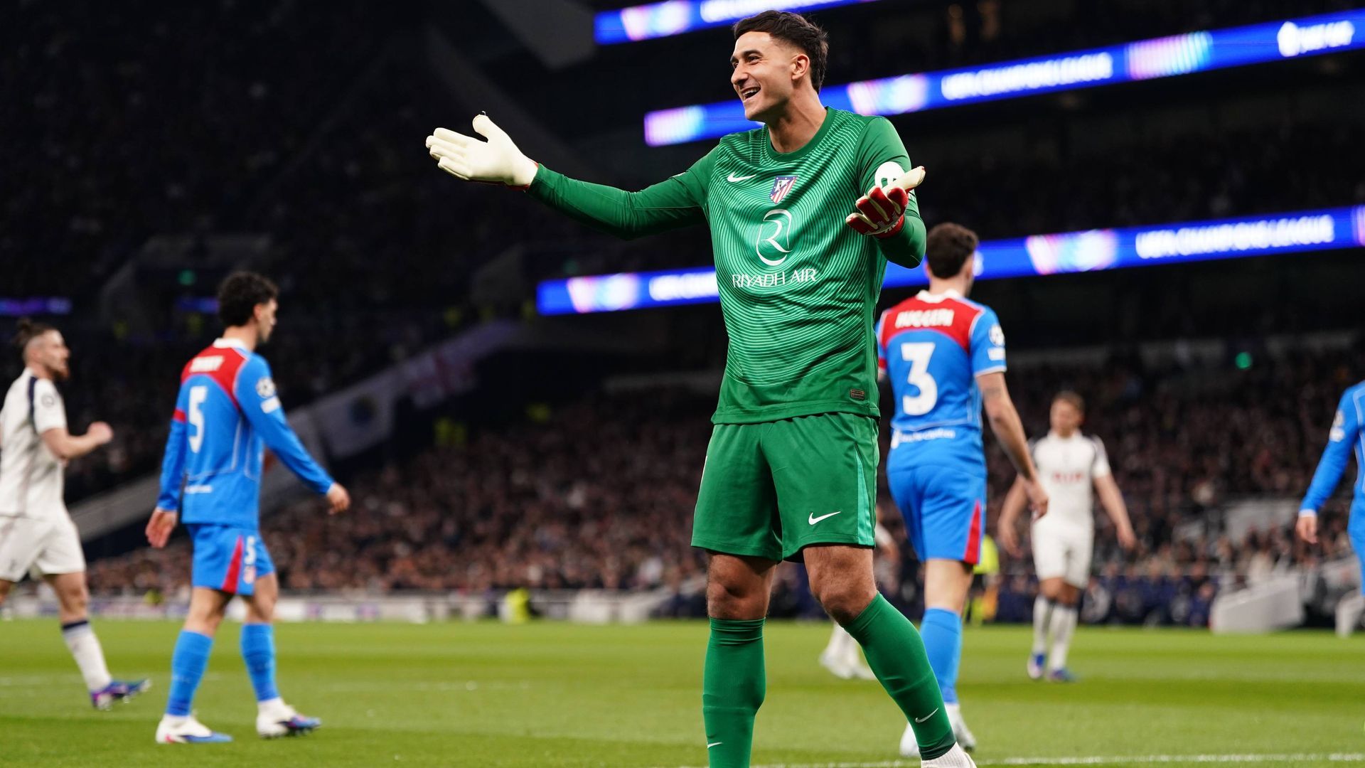 Juan Musso ante el Tottenham