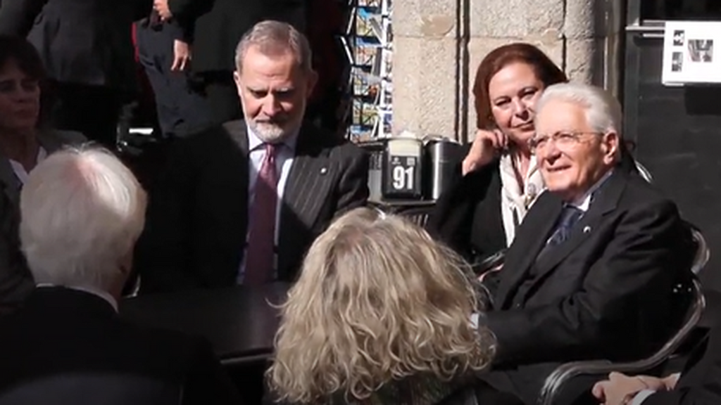 La curiosa imagen del rey Felipe VI y el presidente de Italia, Sergio Mattarella, tomándose un café en Salamanca