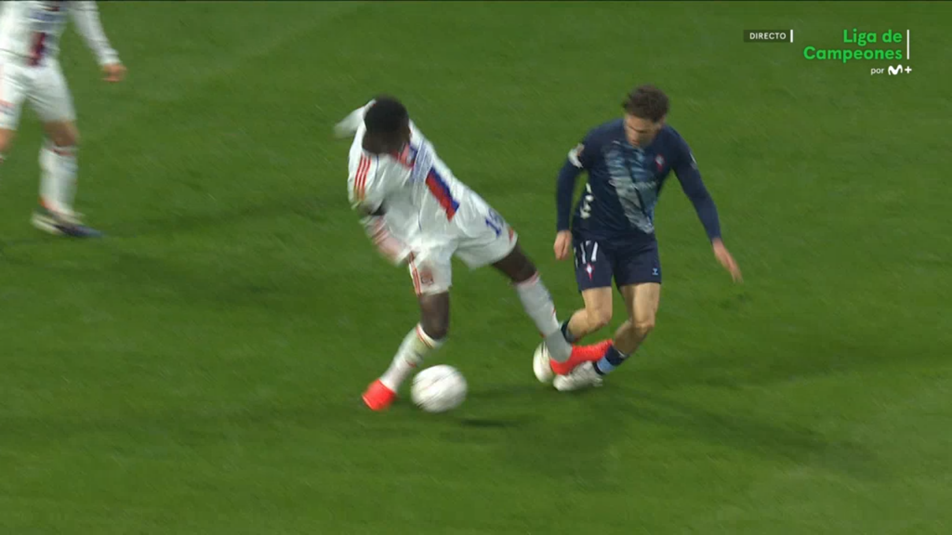 La entrada de Niakhaté a Javi Rueda que sí fue roja