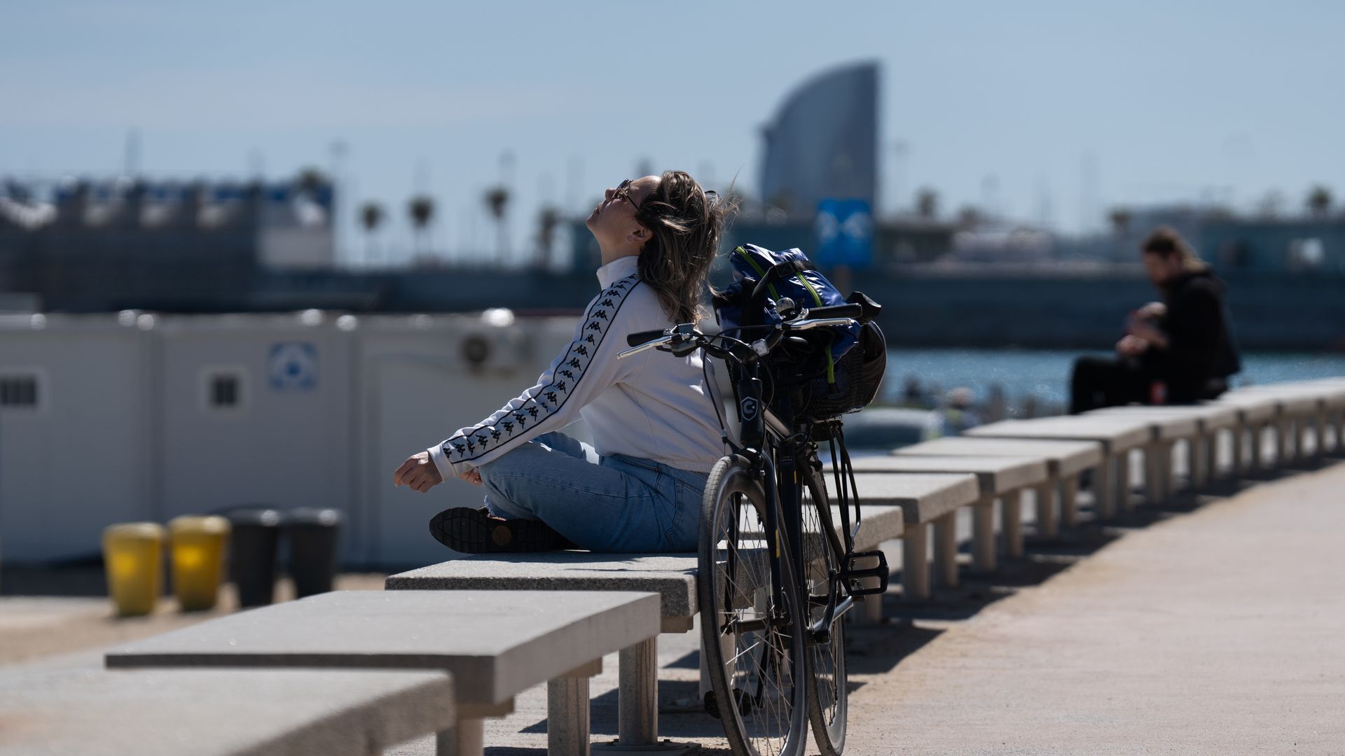 Mujer tomando el sol en Barcelona
