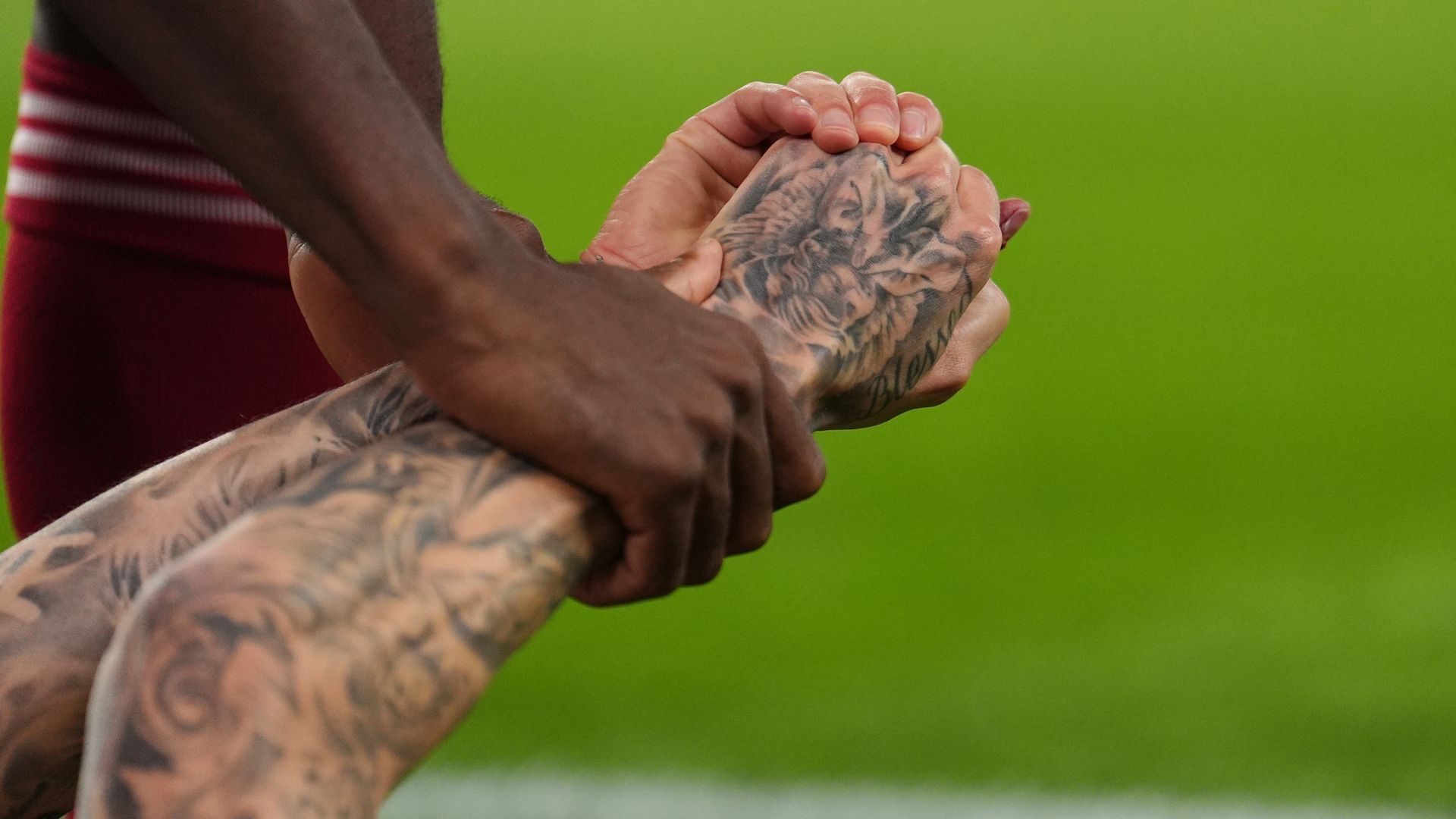 Noa Lang agarrándose el dedo en Anfield