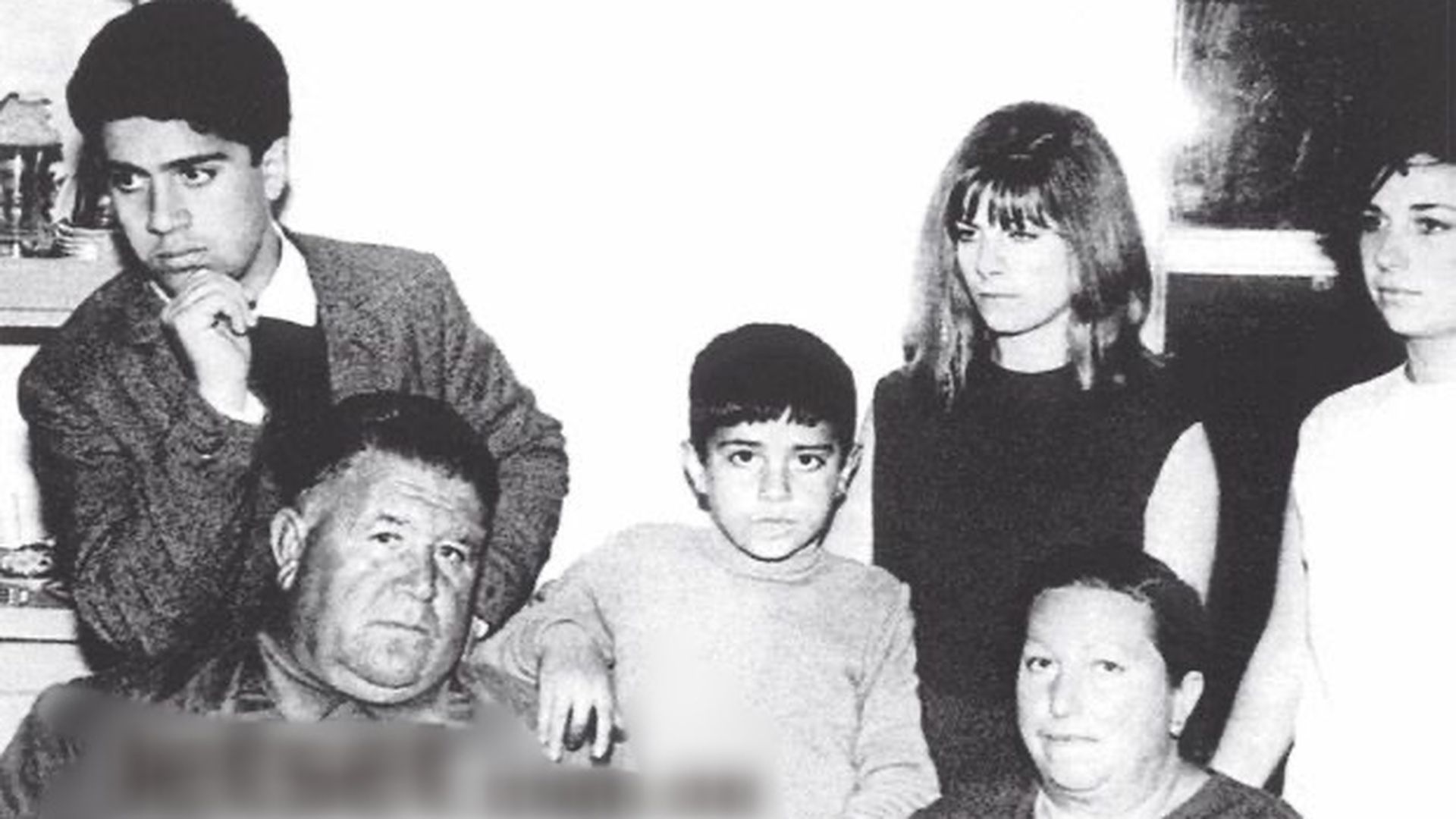 Pedro Almodóvar con su familia