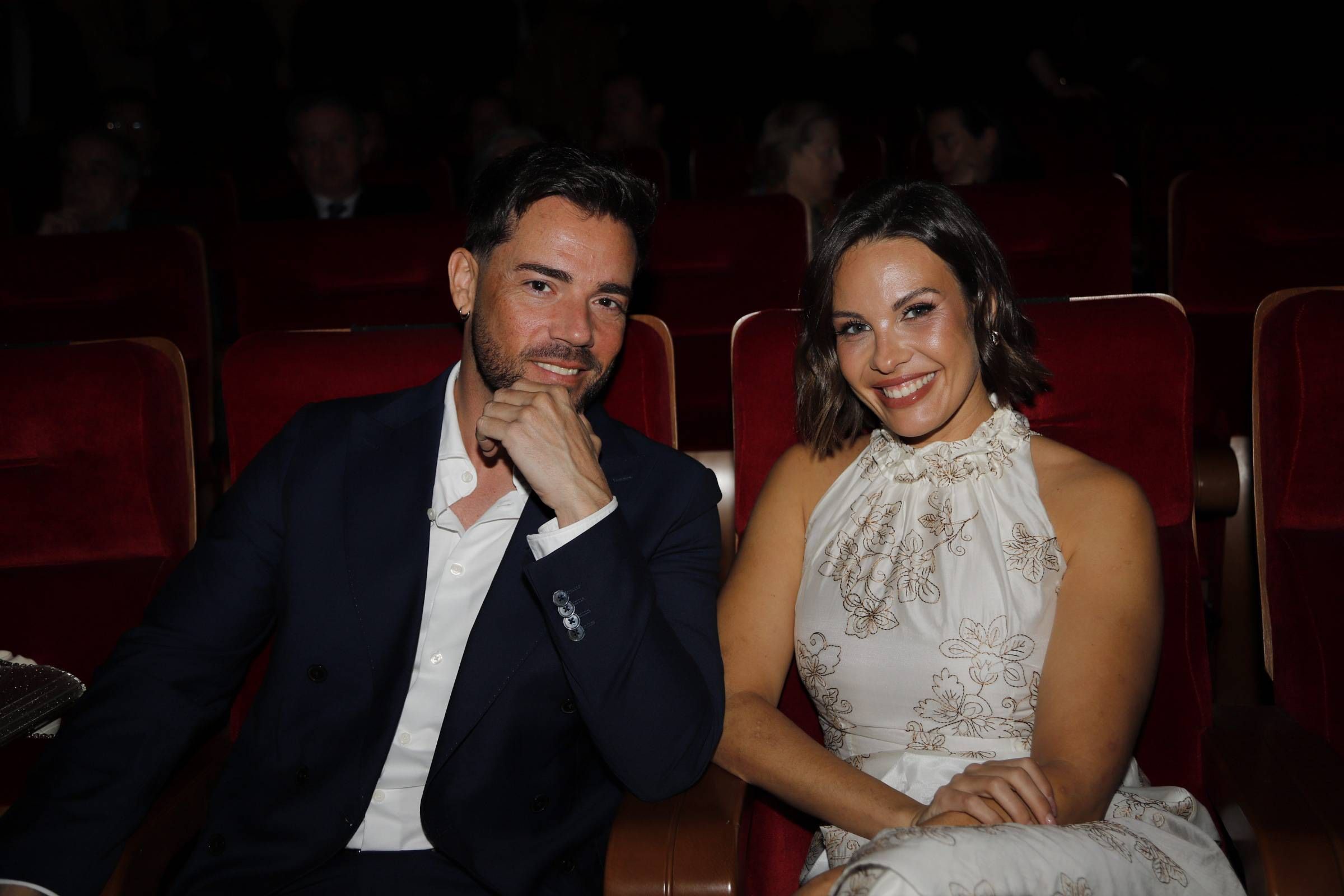 Roberto Mendoza y Jessica Bueno, en el estreno de 'Cayetana, la duquesa de todos'