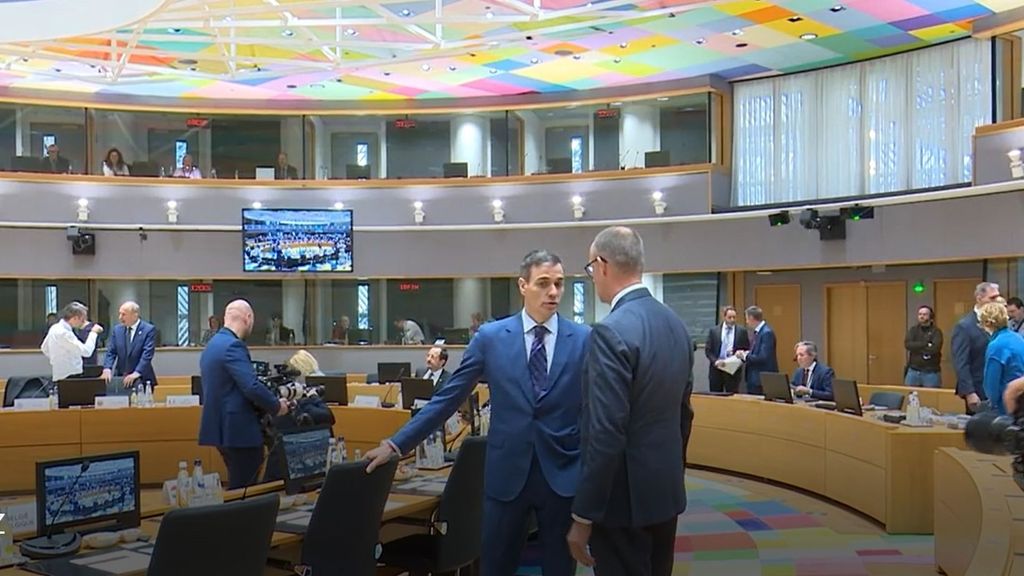 Sánchez en Europa: charla a solas con Merz tras su silencio ante las críticas de Trump