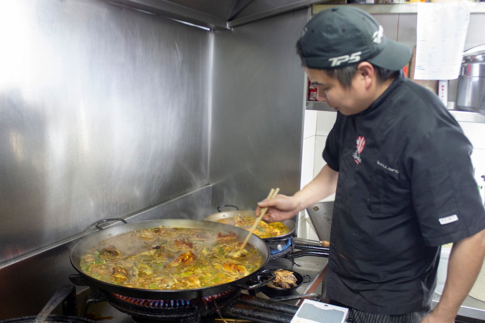 Con las manos (y los palillos) en la paella