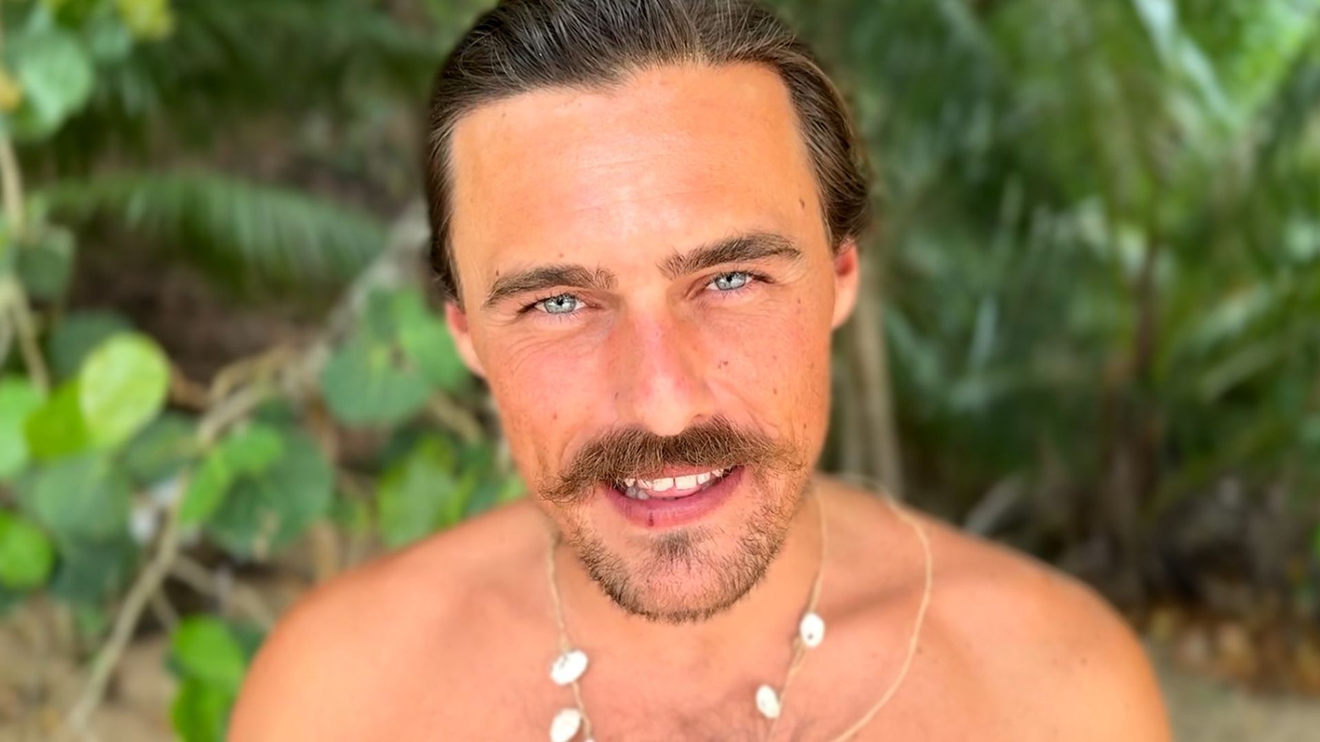 Alvar confiesa quién es su persona imprescindible en la playa