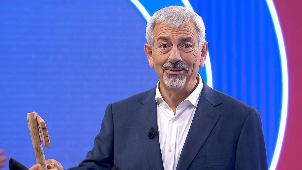 La reacción de Carlos Sobera al recibir como regalo una tumba con su nombre: "Me parece un exceso" El precio justo 2026 Top Vídeos 76