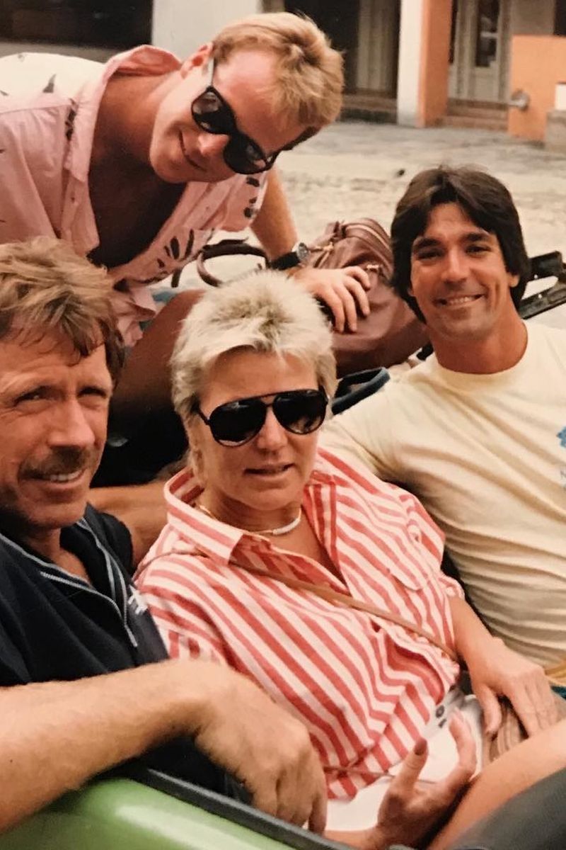 Chuck Norris, con su primera mujer, Dianne, y sus hijos mayores, Mike y Eric Norris