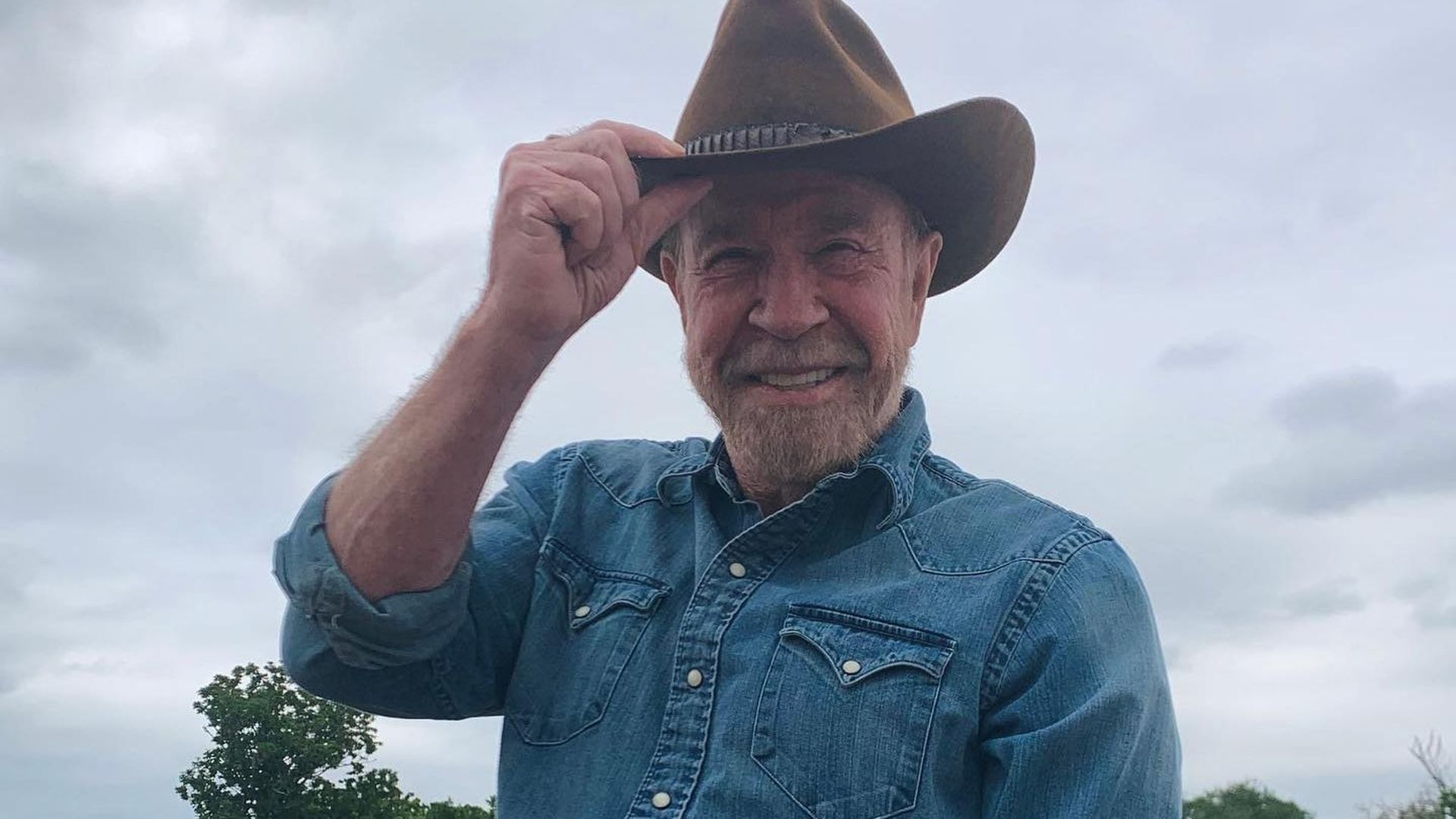 Chuck Norris sigue en forma pasados los 80