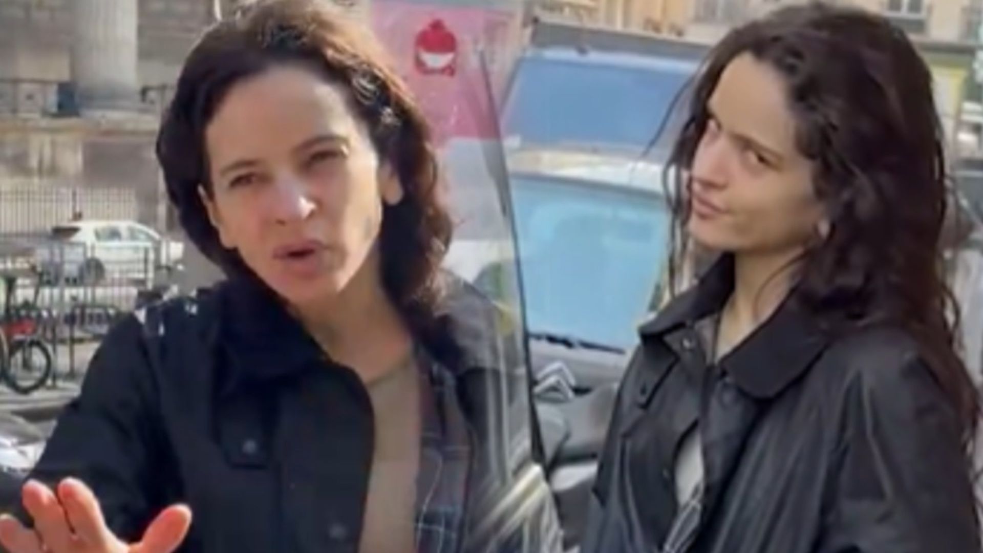 El incómodo momento de Rosalía y Loli Bahia con un reportero en París: “Estás mintiendo” El incómodo momento de Rosalía y Loli Bahia con un reportero en París: “Estás mintiendo”