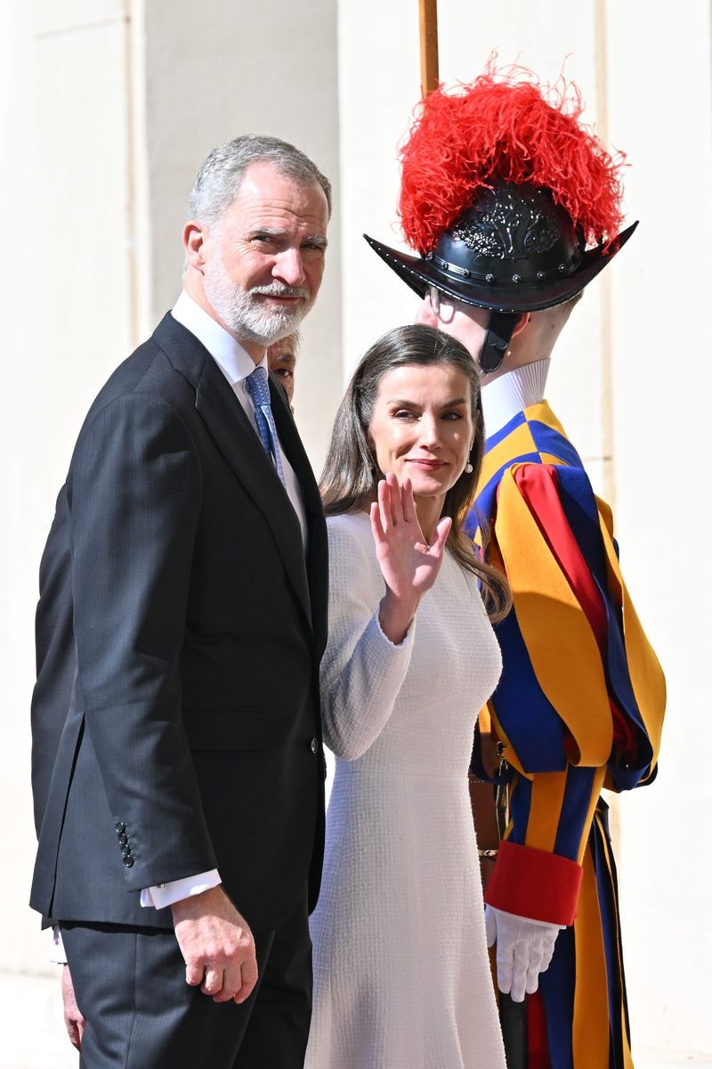 Felipe VI y Letizia se han girado a saludar a los medios de comunicación antes de su audiencia con el papa León XIV