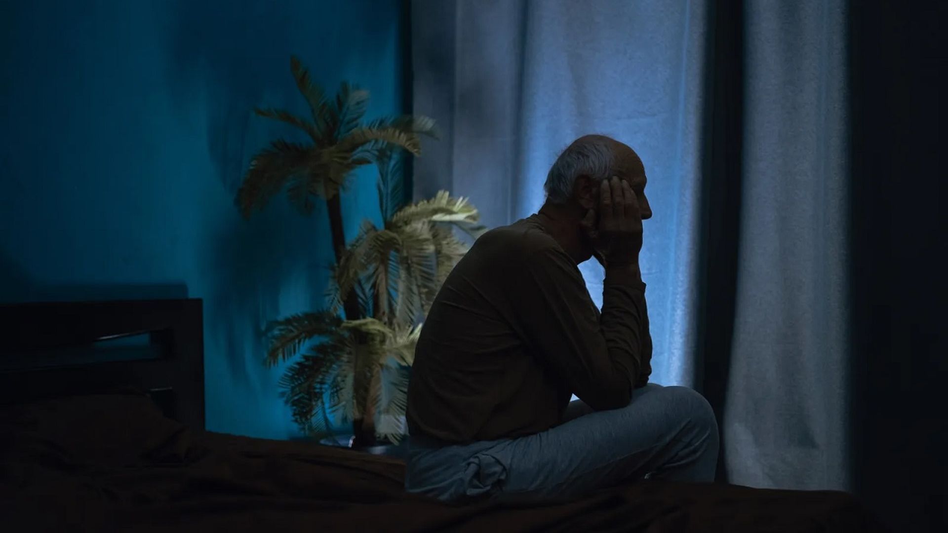 Hombre con insomnio Hombre con insomnio