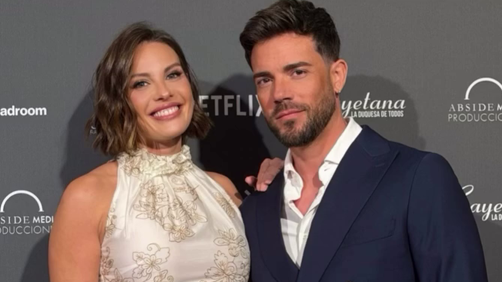 Jessica Bueno y su novio posan juntos en su primer photocall