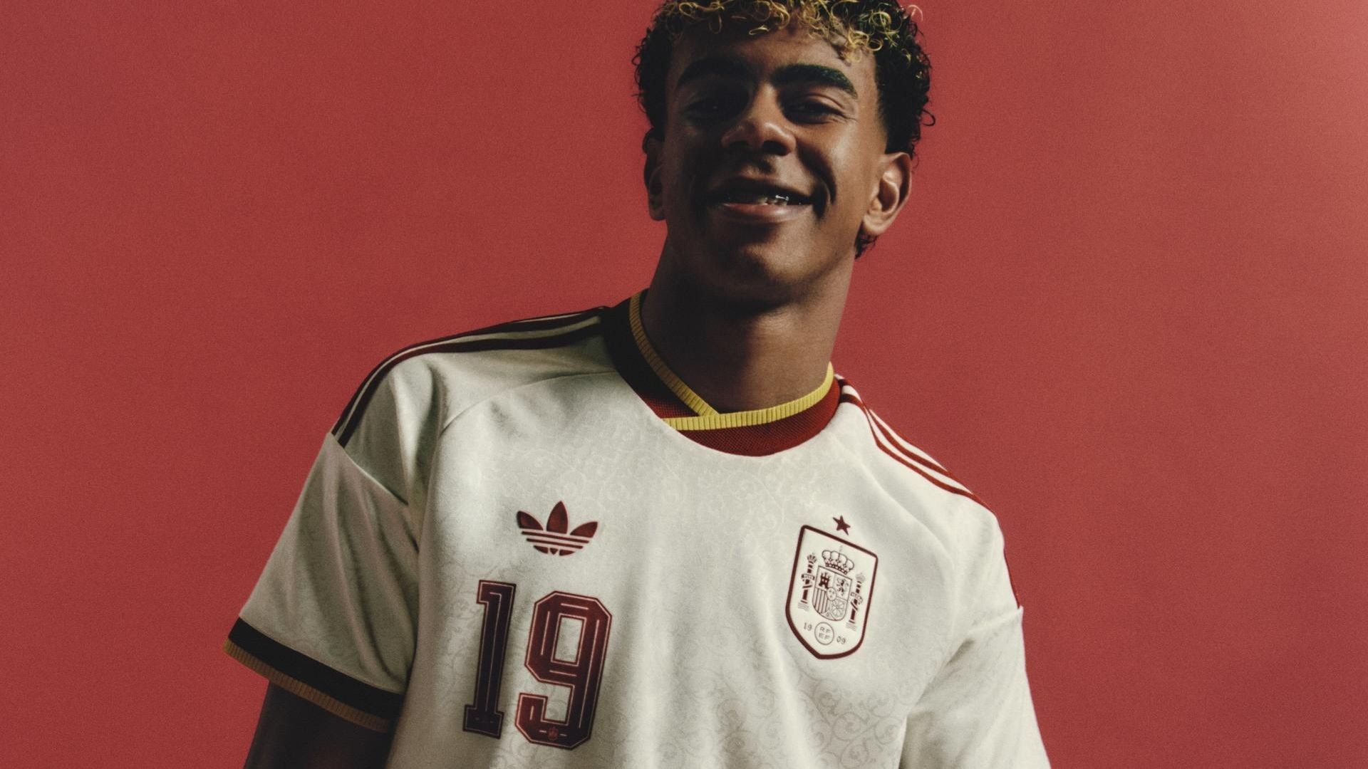 Lamine Yamal con la nueva camiseta de España Lamine Yamal con la nueva camiseta de España