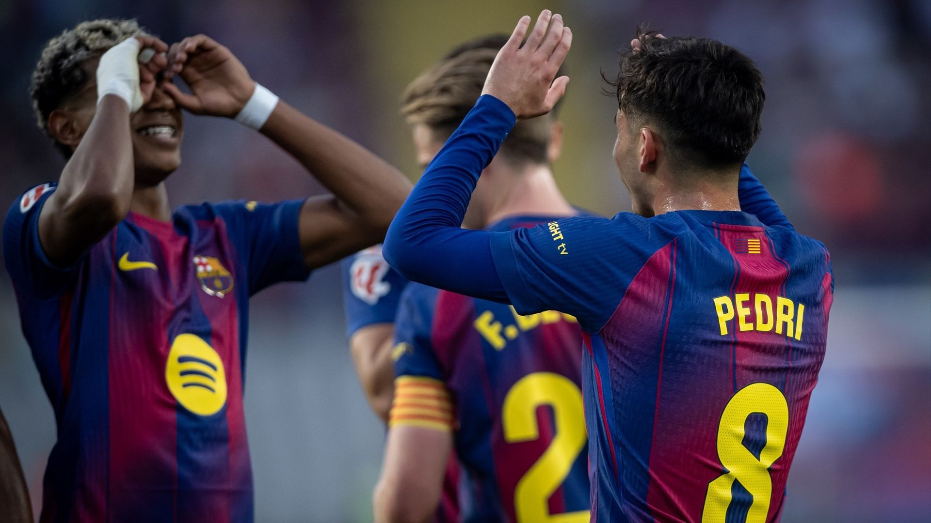 Lamine Yamal y Pedri González celebrando un gol durante un partido del FC Barcelona esta temporada