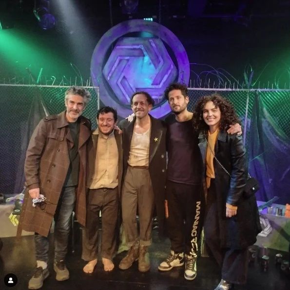 Leonardo (a la izquierda) y Julia Konrad (a la derecha) en un estreno teatral