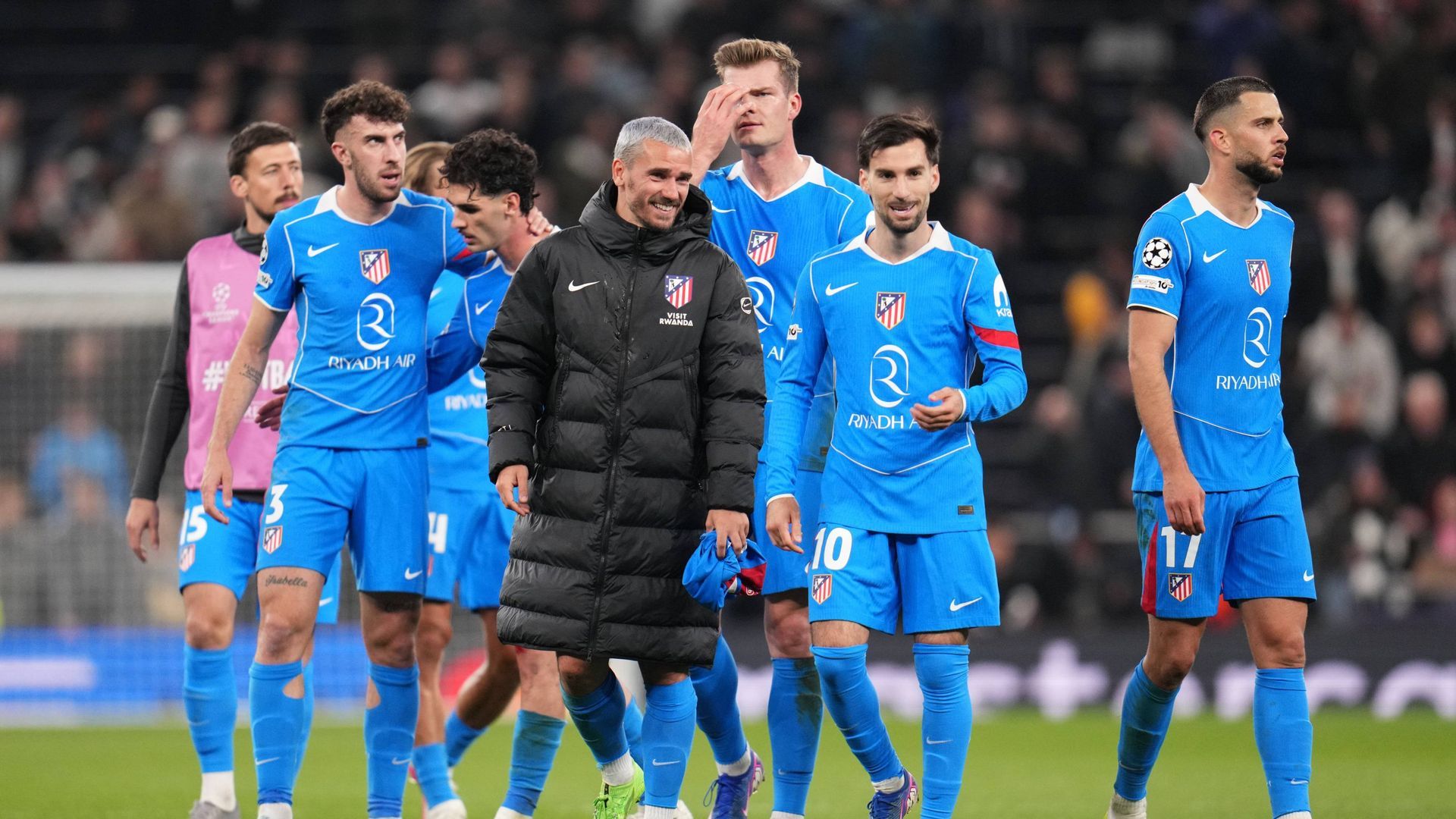 Los jugadores del Atlético de Madrid, tras la clasificación en Champions.