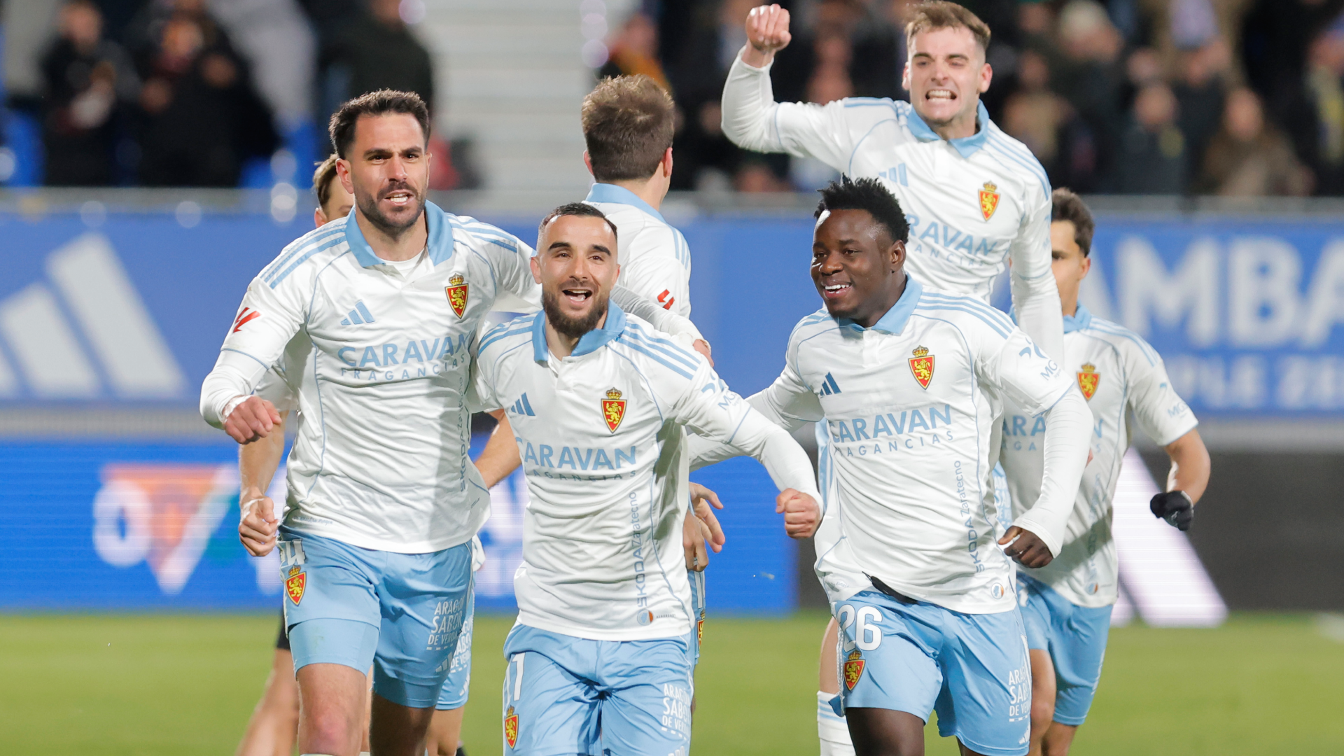 Los jugadores del Real Zaragoza celebran un gol al Almería Los jugadores del Real Zaragoza celebran un gol al Almería