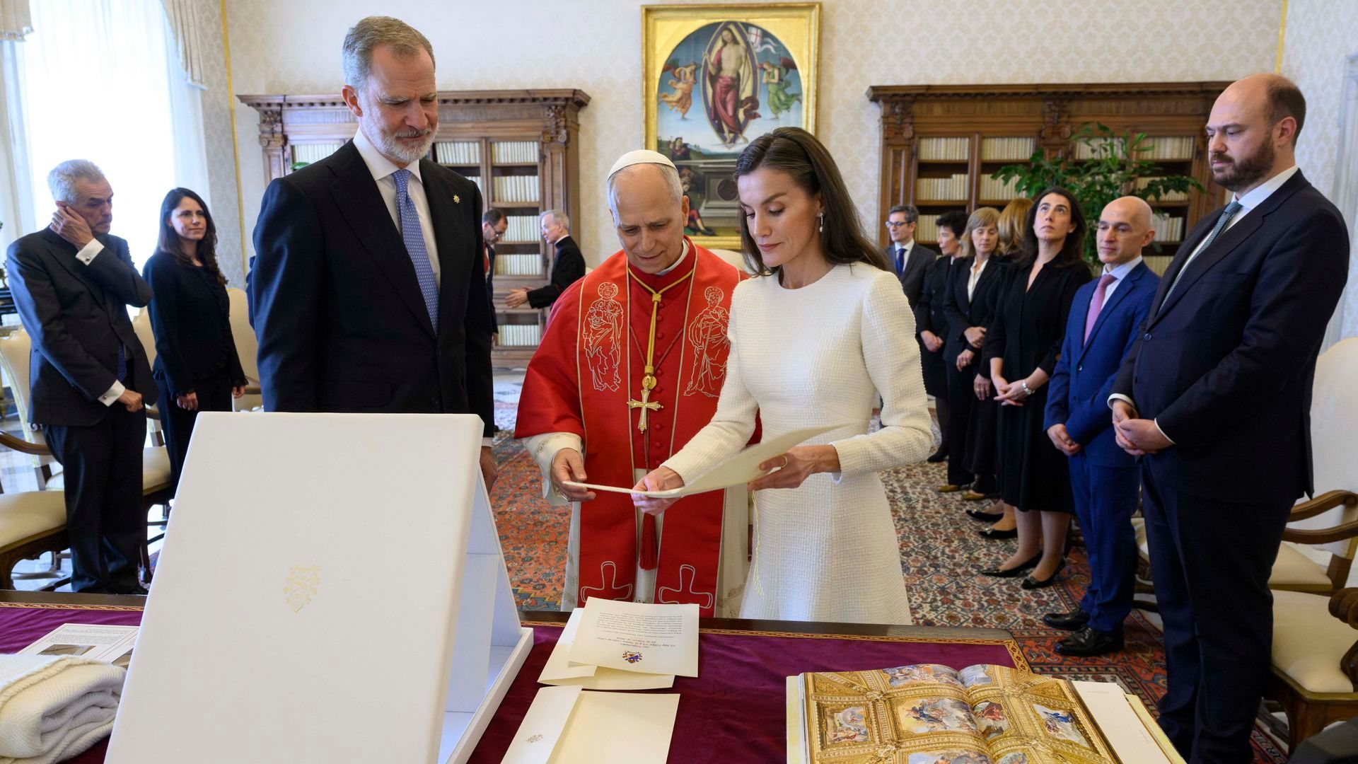 Los reyes Felipe y Letizia entregándole los regalos al papa León XIV este viernes, 20 de marzo