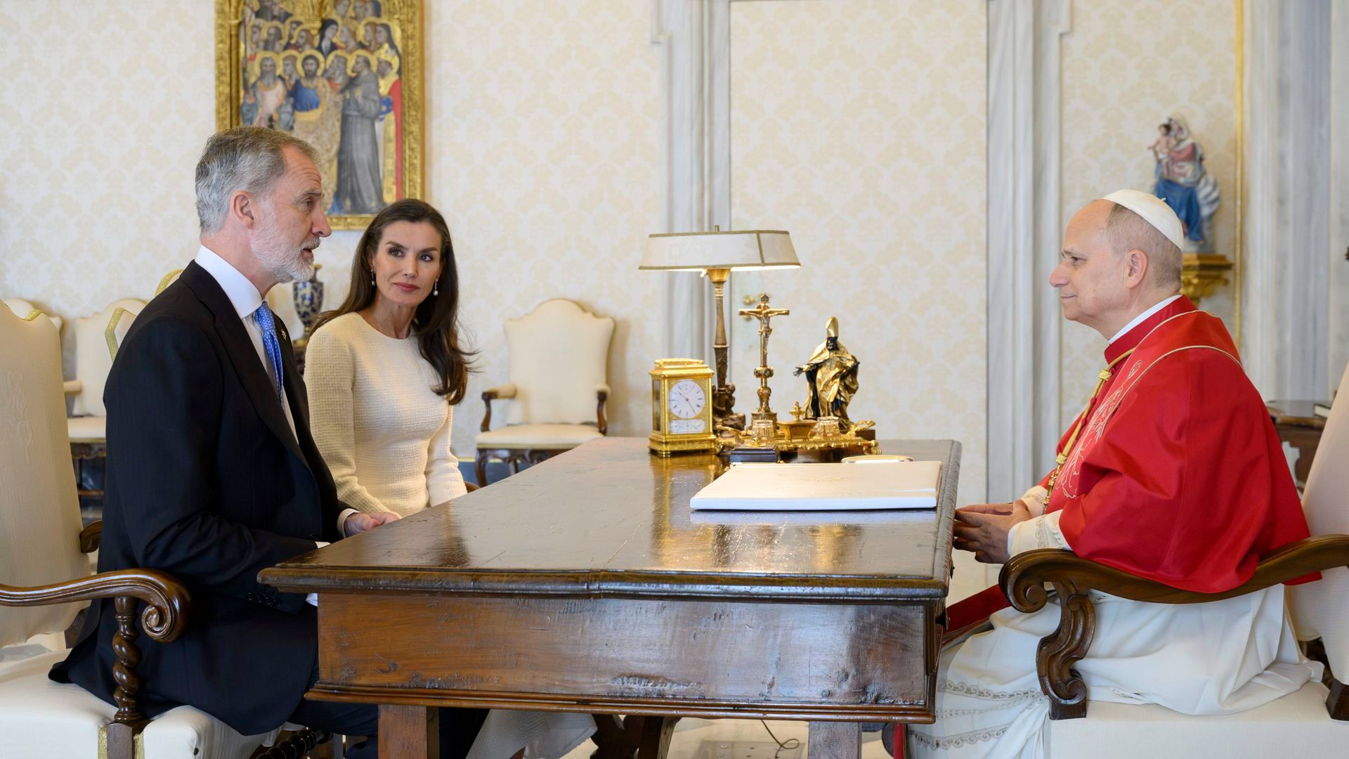 Los reyes Felipe y Letizia junto al papa León XIV este viernes, 20 de marzo