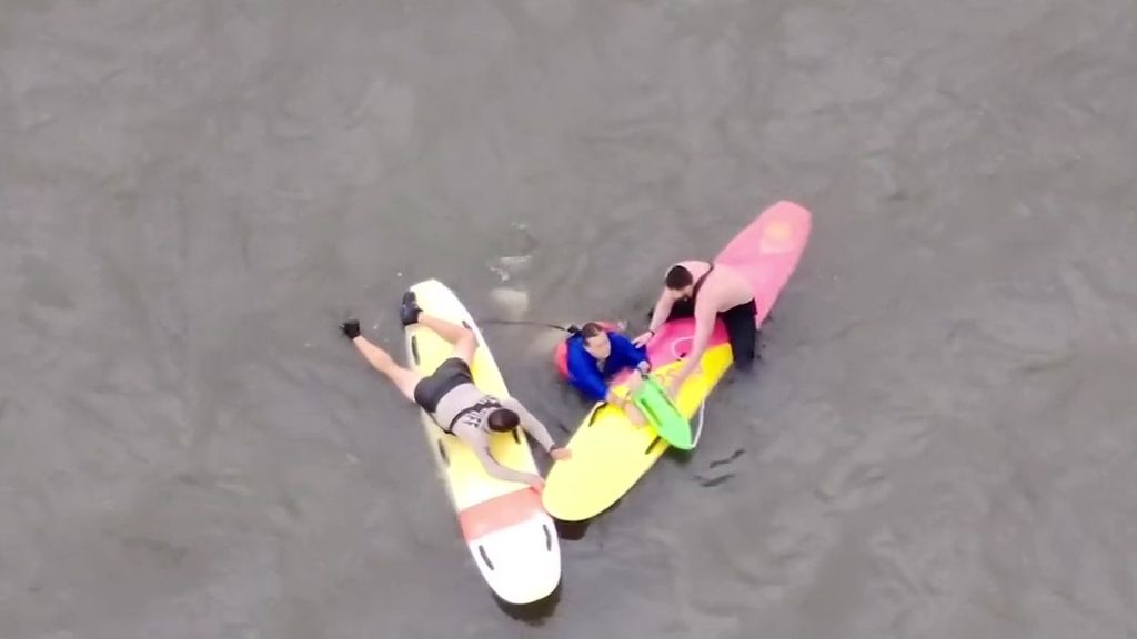 La increíble persecución de dos agentes en tablas de paddle surf en un río de Florida
