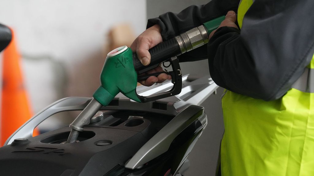 Repostar costará hasta 30 céntimos menos por litro o 20 euros por depósito medio, por las medidas anticrisis del Gobierno