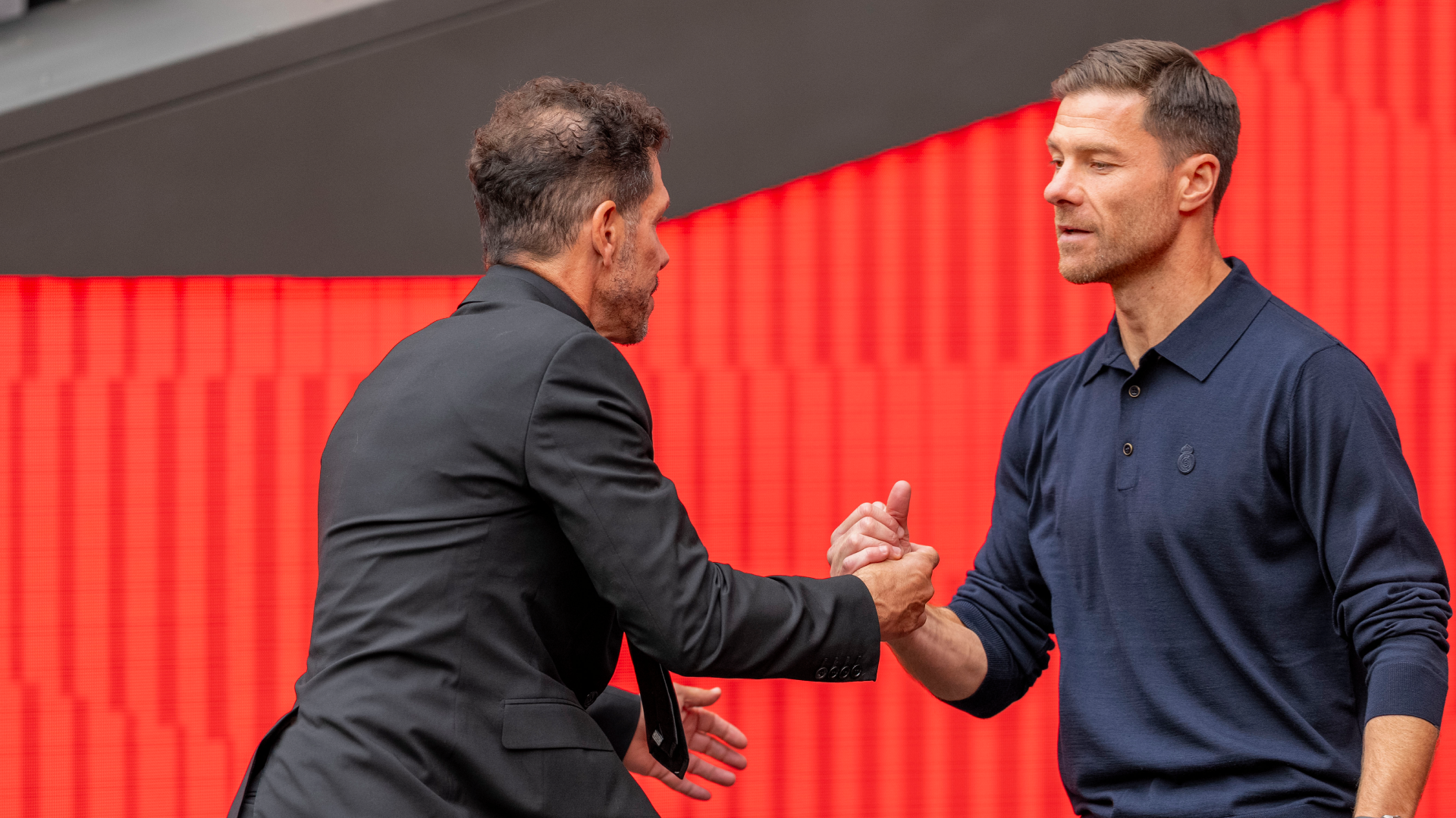 Simeone y Xabi Alonso se saludan en el derbi del Metropolitano