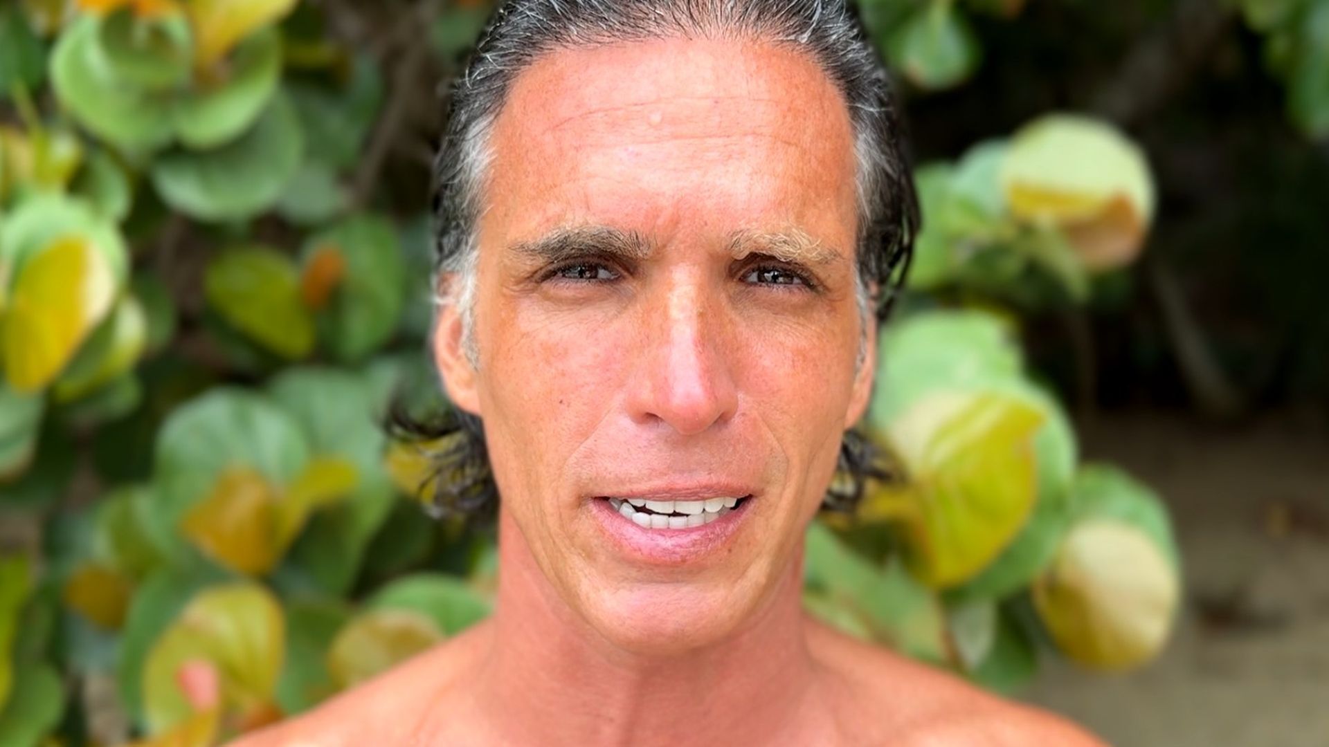 Toni confiesa quién es su persona imprescindible en la playa