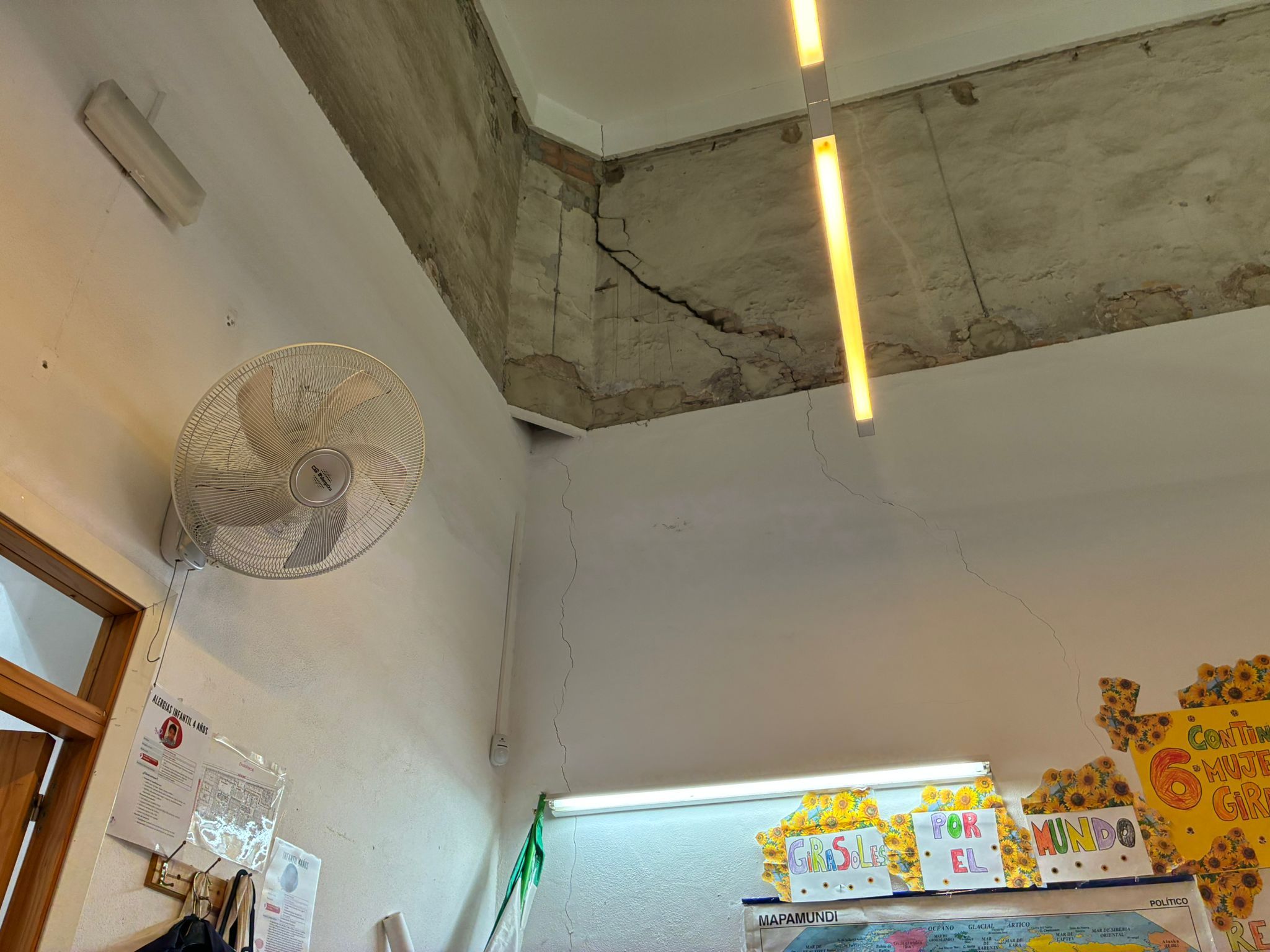 Una de las grietas que amenaza este colegio de Sevilla