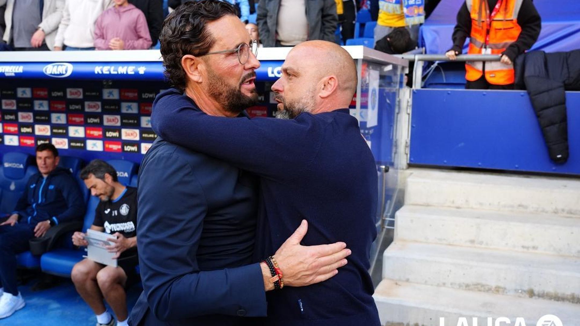 Abrazo entre Bordalás y Manolo González