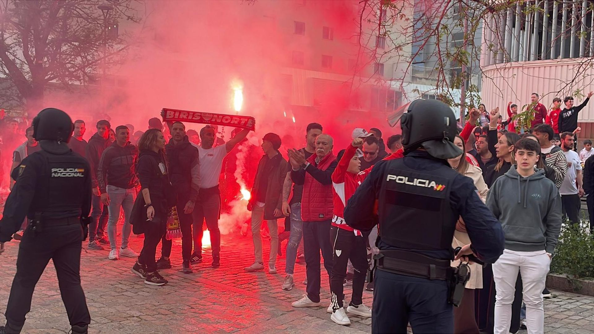 Aficionados del Sevilla en las inmediaciones del Sánchez Pizjuán