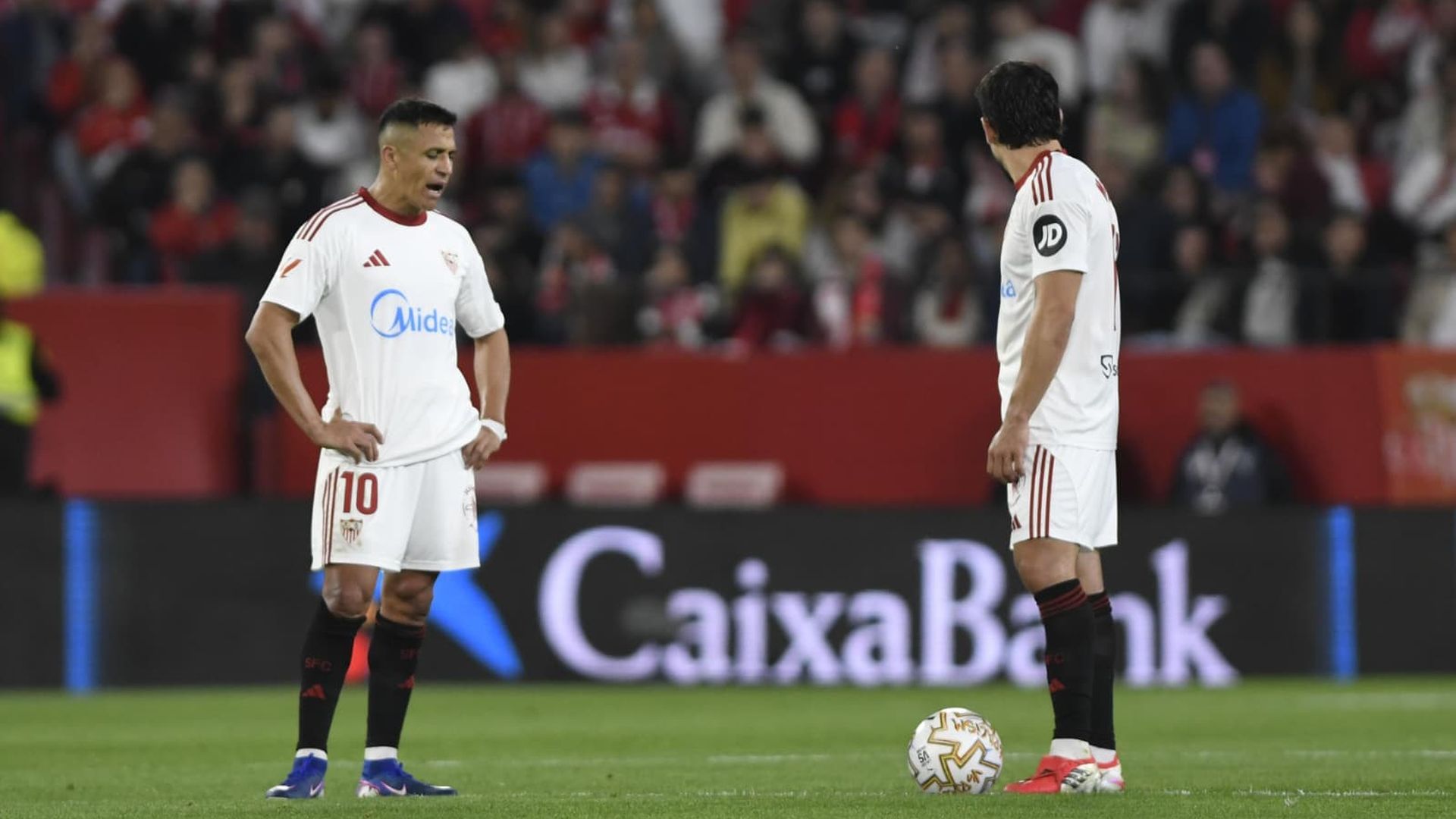 Alexis Sánchez y Maupay, en el Sevilla-Valencia
