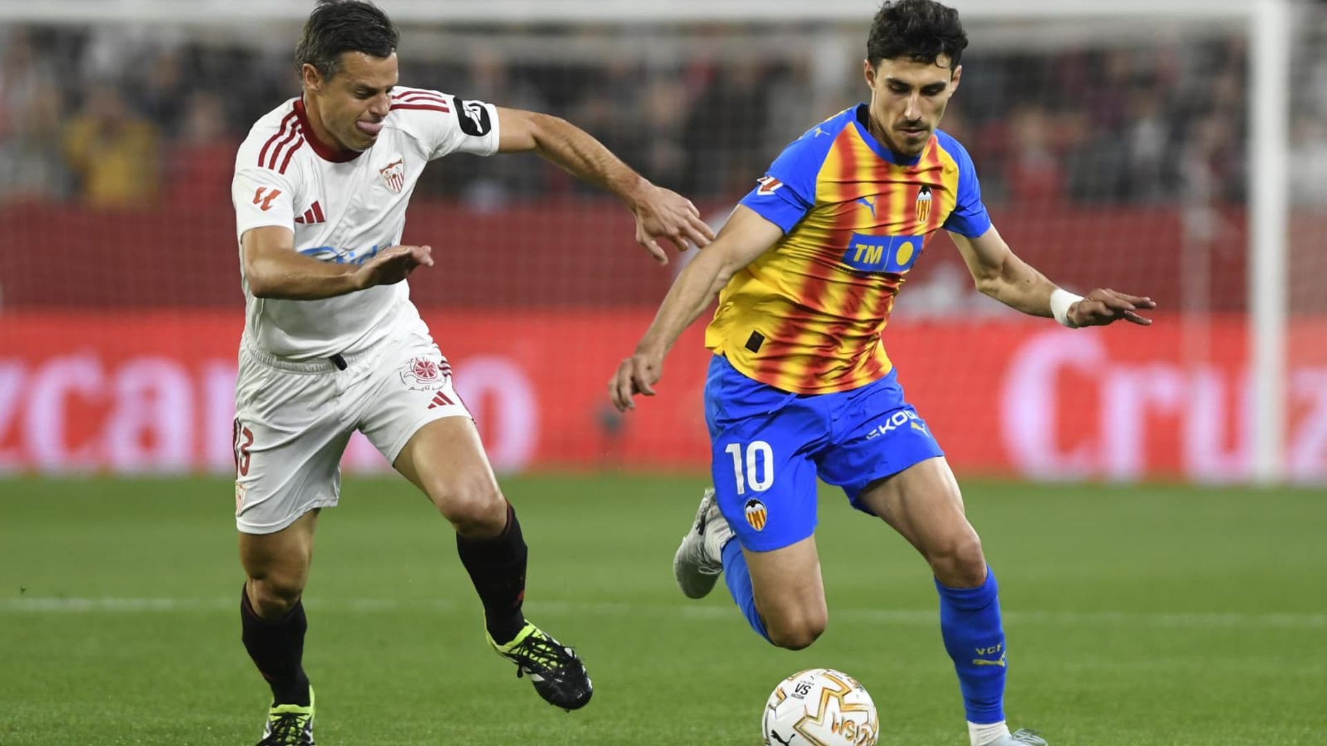 Azpilicueta y Almeida, en el Sevilla-Valencia