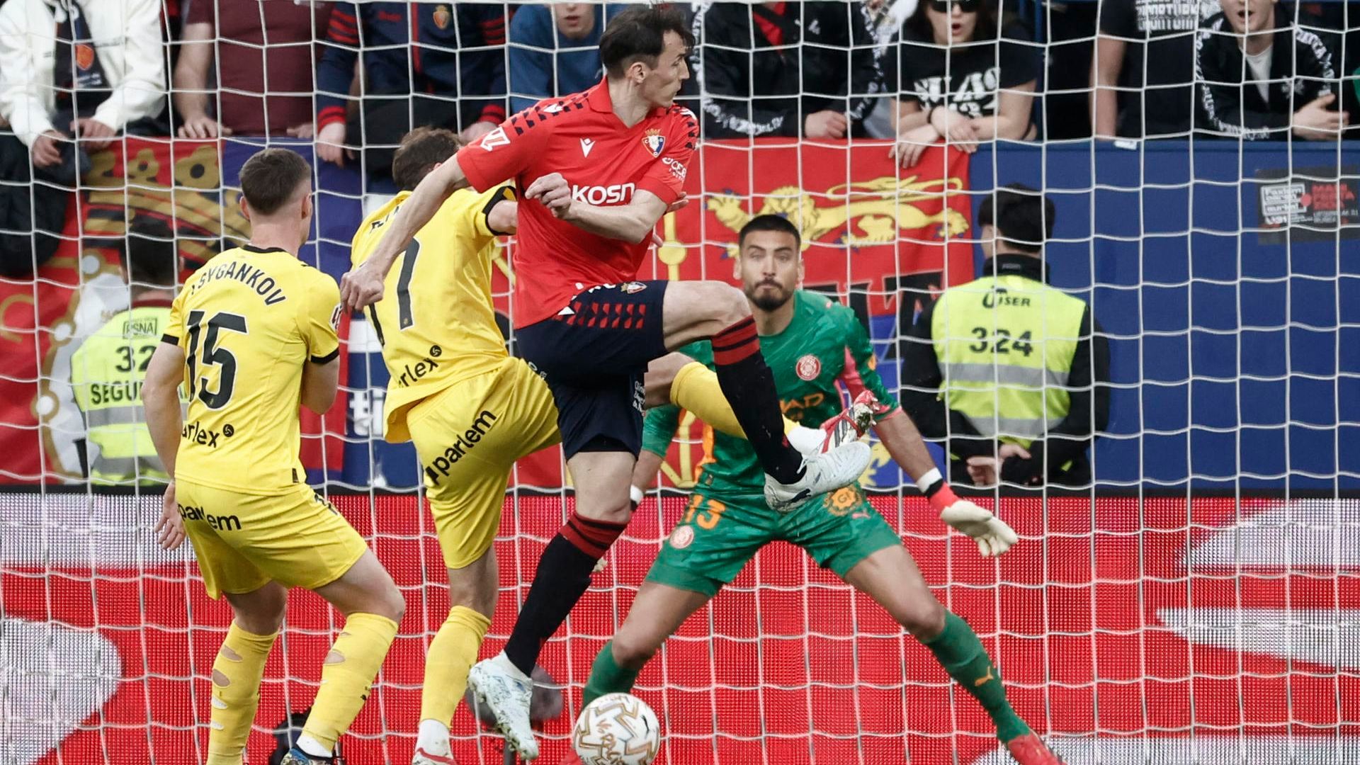 Budimir remantando contra el Girona