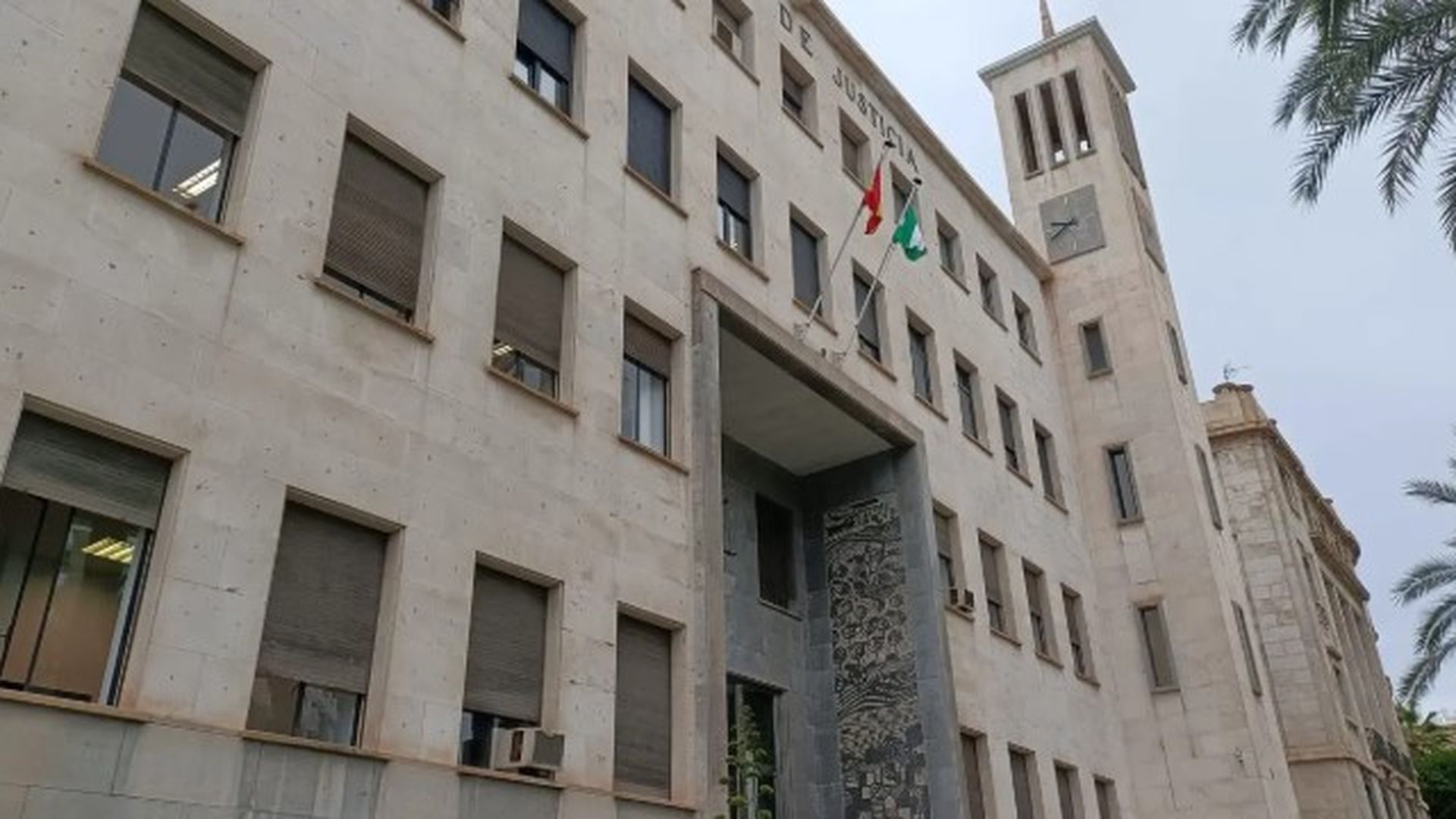 Condena a un profesor que pidió a una alumna que le enseñara los pechos para aprobar Condena a un profesor que pidió a una alumna que le enseñara los pechos para aprobar