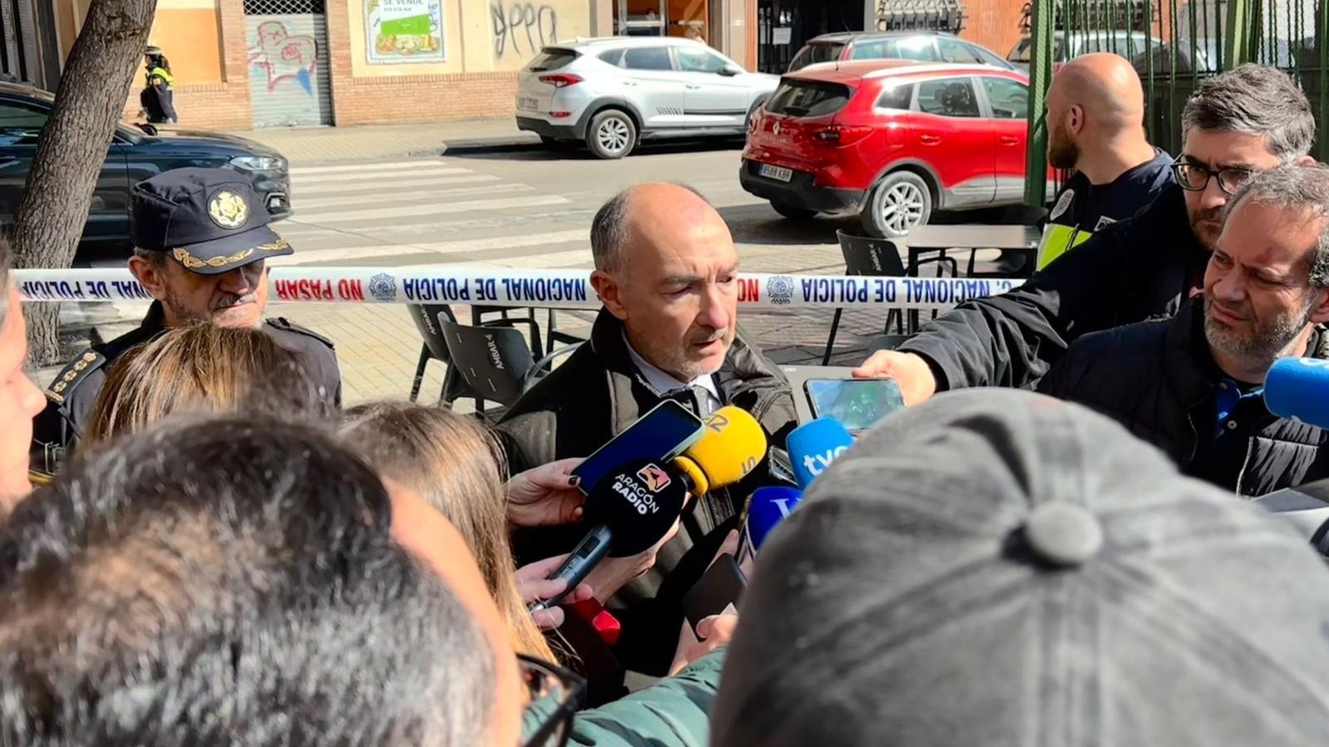 El delegado del Gobierno en Aragón, Fernando Beltrán, atiende a los medios de comunicación en las inmediaciones donde se ha producido el crimen del barrio de Las Fuentes