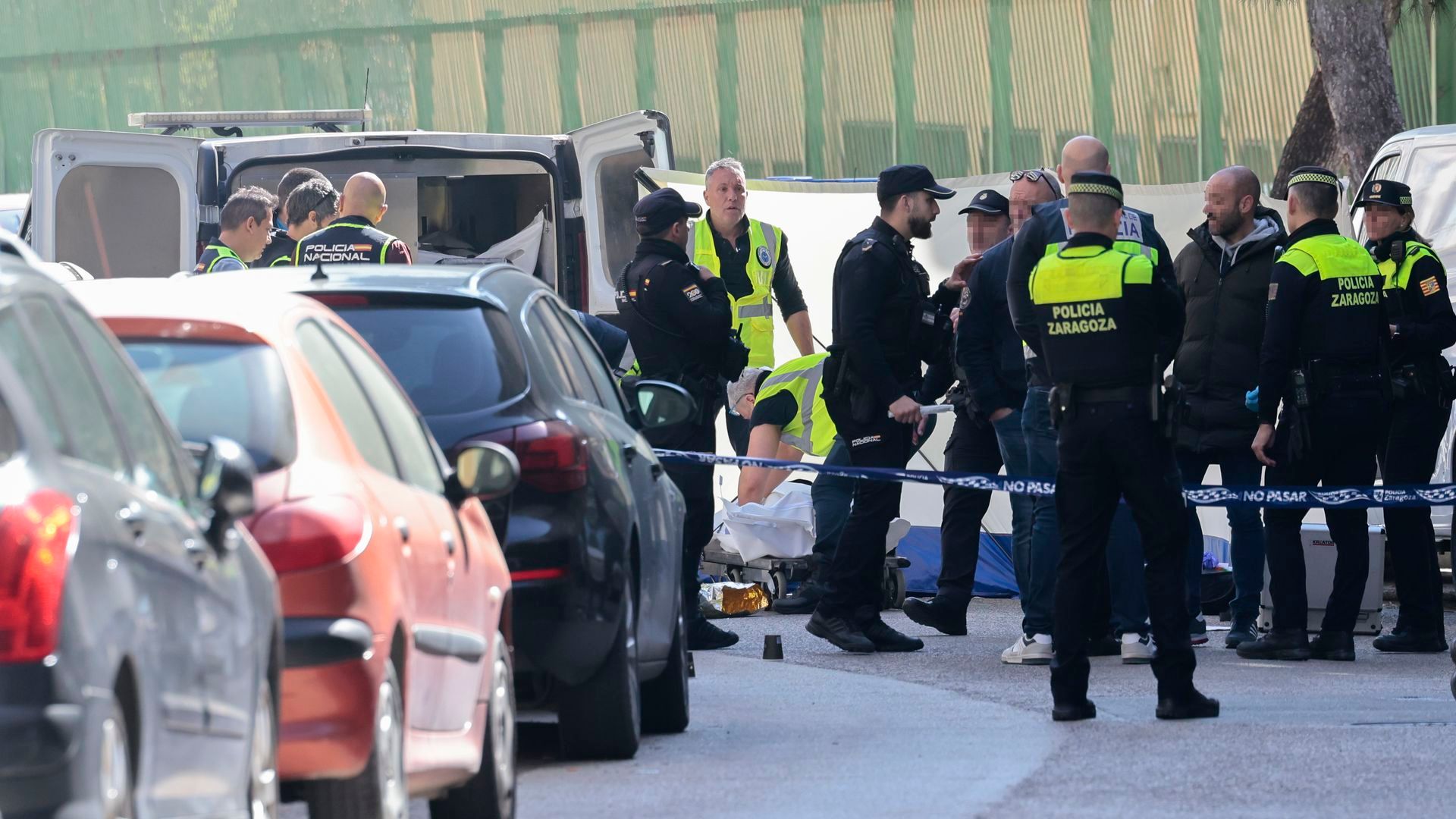 El hombre que ha matado a tiros a su expareja en Zaragoza contaba con licencias de armas deportivas: los investigadores destacan la "crueldad" del crimen El hombre que ha matado a tiros a su expareja en Zaragoza contaba con licencias de armas deportivas: los investigadores destacan la "crueldad" del crimen