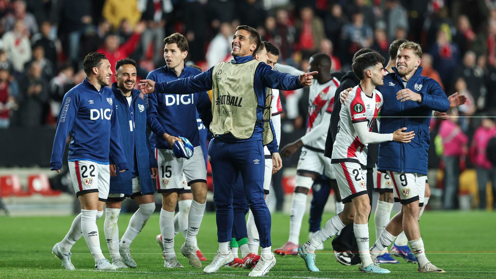El Rayo Vallecano celebrando la clasificación El Rayo Vallecano celebrando la clasificación