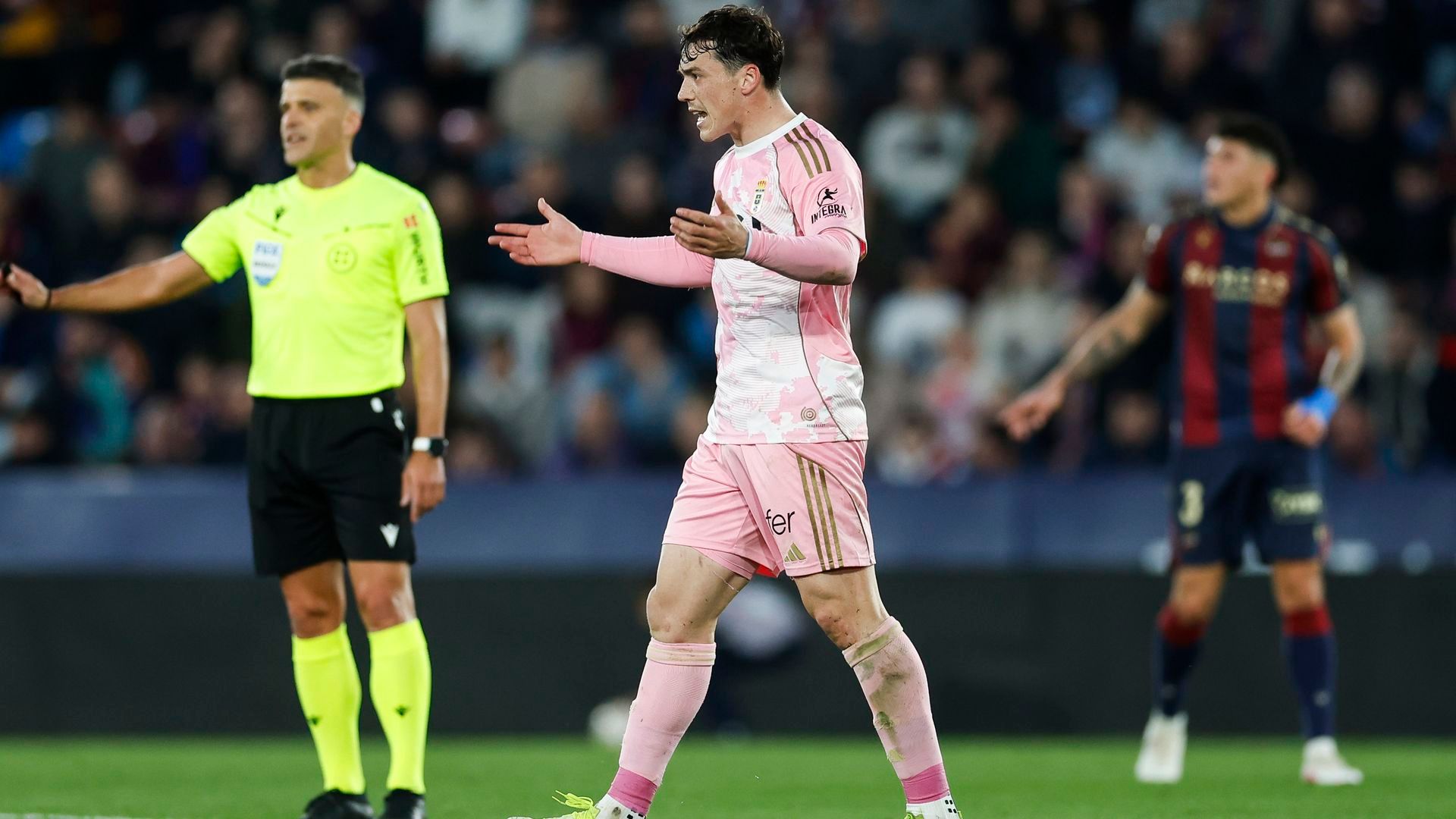 Fede Viñas se queja en el Levante-Real Oviedo Fede Viñas se queja en el Levante-Real Oviedo