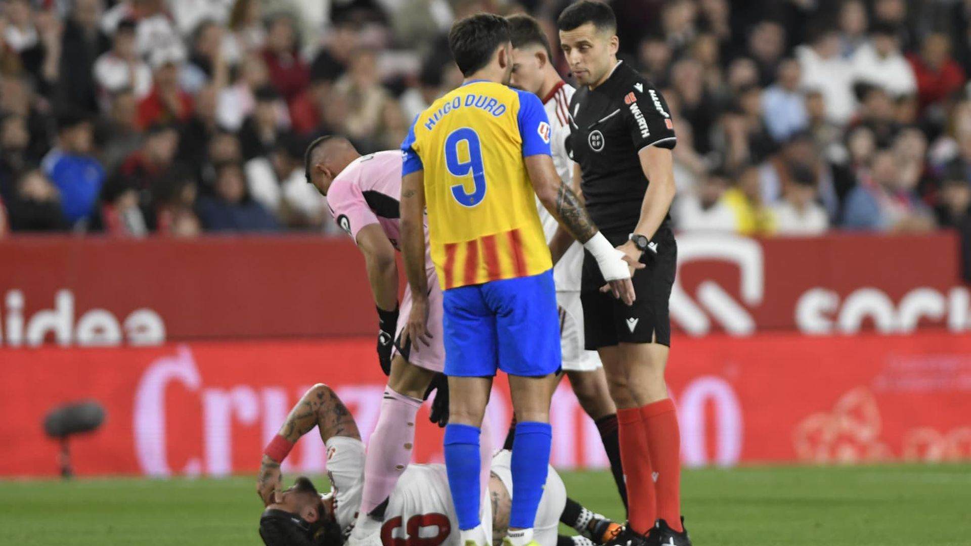 Hugo Duro habla con García Verdura, en el Sevilla-Valencia