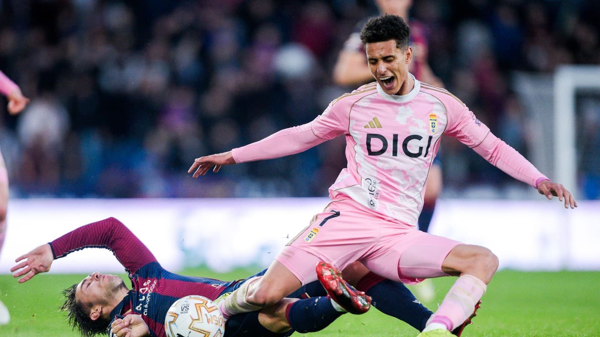 Ilyas Chaira pelea un balón en el Levante-Real Oviedo