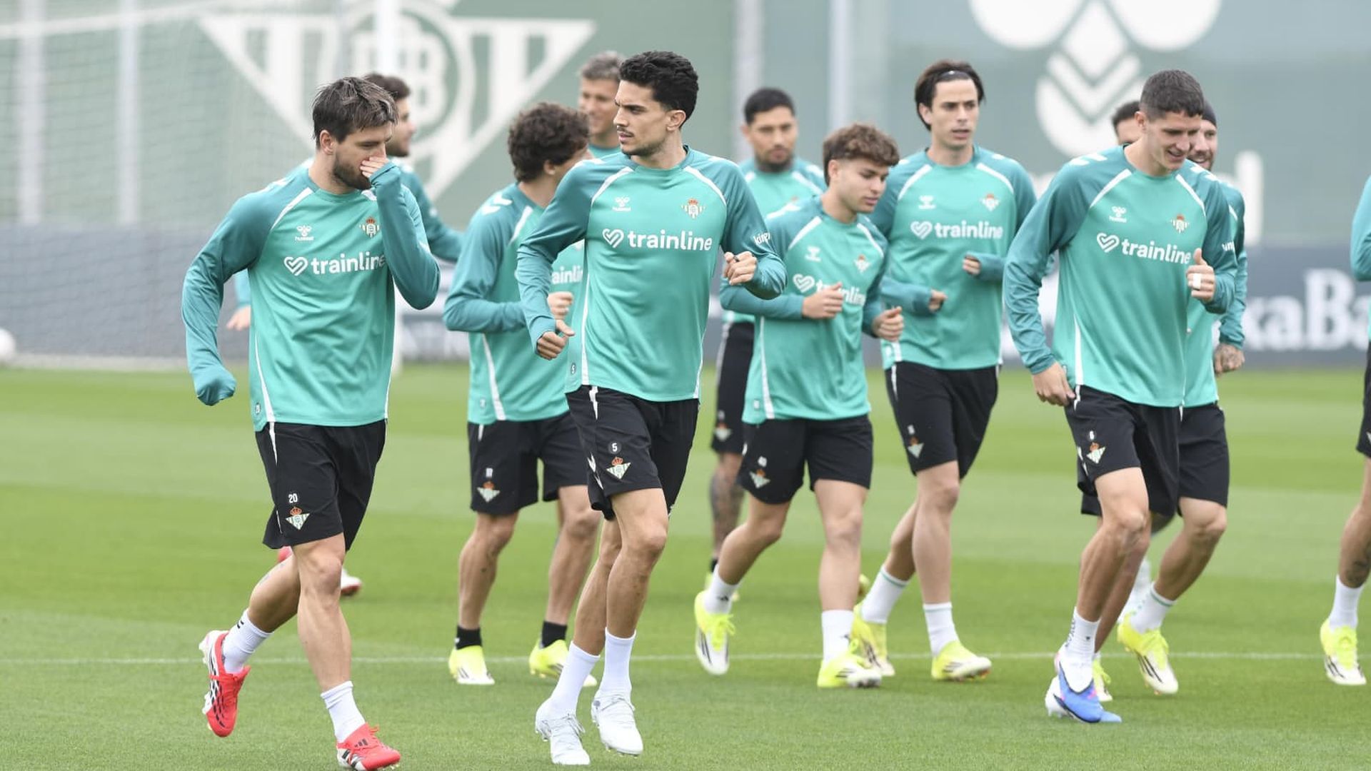 Lo Celso y Bartra, en el entrenamiento del Betis de este sábado